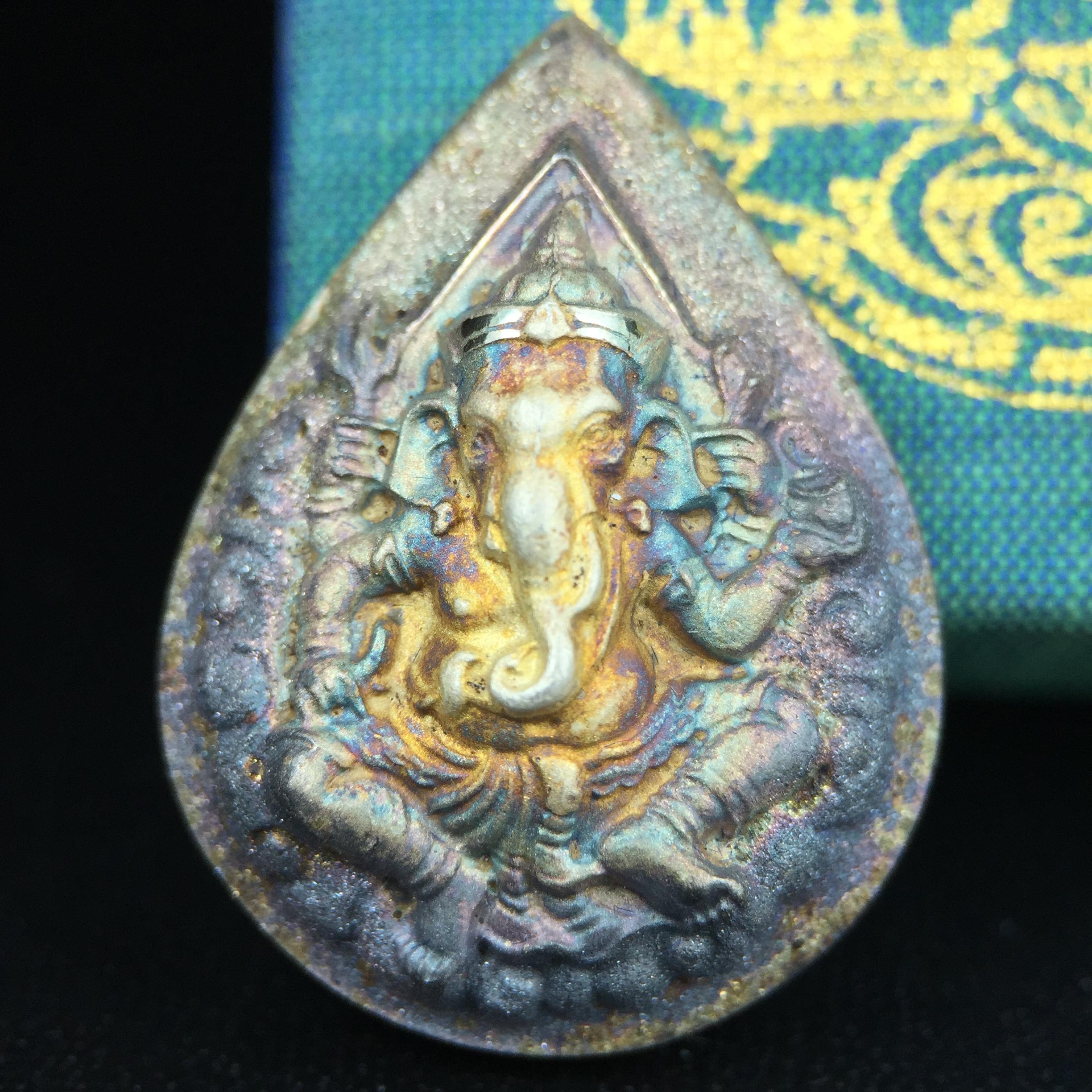 เหรียญพระพิฆเนศวร ญสส. ชุดกาญจนาภิเษกครองราชย์ 50 ปี พุทธศักราช 2538 พิมพ์ใหญ่(2.9 ซม.) เนื้อเงินผิวเดิมกลับดำขึ้นสีรุ้งเข้มขลังงดงามธรรมชาติสร้างสรรค์ สภาพสวยเดิมพร้อมกล่องบรรจุเดิม ตอกโค๊ดหมายเลขกำกับ(1ใน 5539องค์)