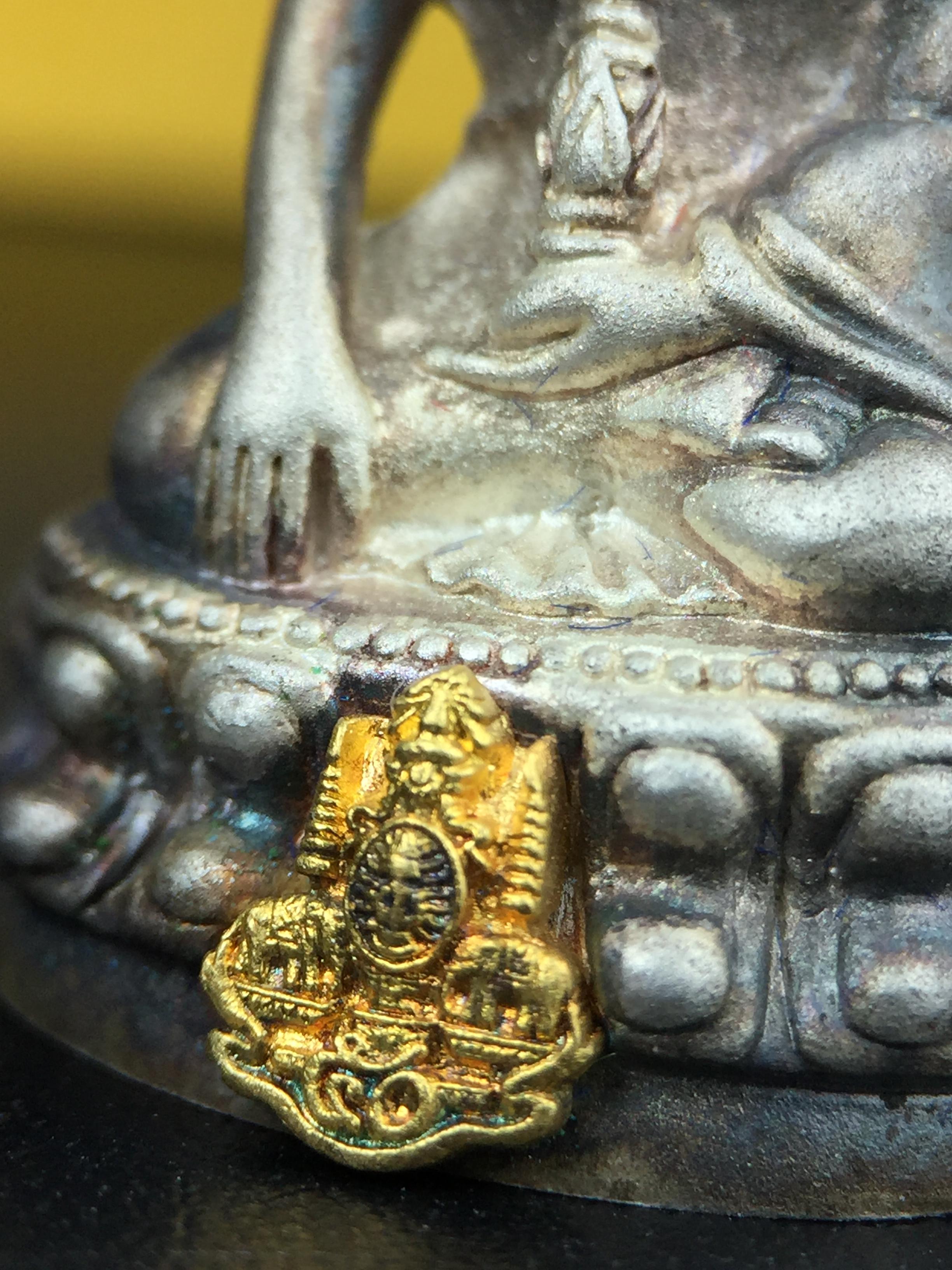 พระกริ่งสมเด็จญาณ วัดบวรนิเวศวิหาร เนื้อเงินบริสุทธิ์ 92.5% ตรากาญจนาภิเษกทองคำ(เนื้อทองคำแท้) พระราชทานแจกเมื่อ 3 ตุลาคม 2538 จัดสร้างในวโรกาส สมเด็จพระญาณสังวร สมเด็จพระสังฆราช ฉลองพระชนมายุครบ 82 พรรษา และฉลองครองราชสมบัติครบ 50 ปี รัชกาลที่ 9(หายาก)