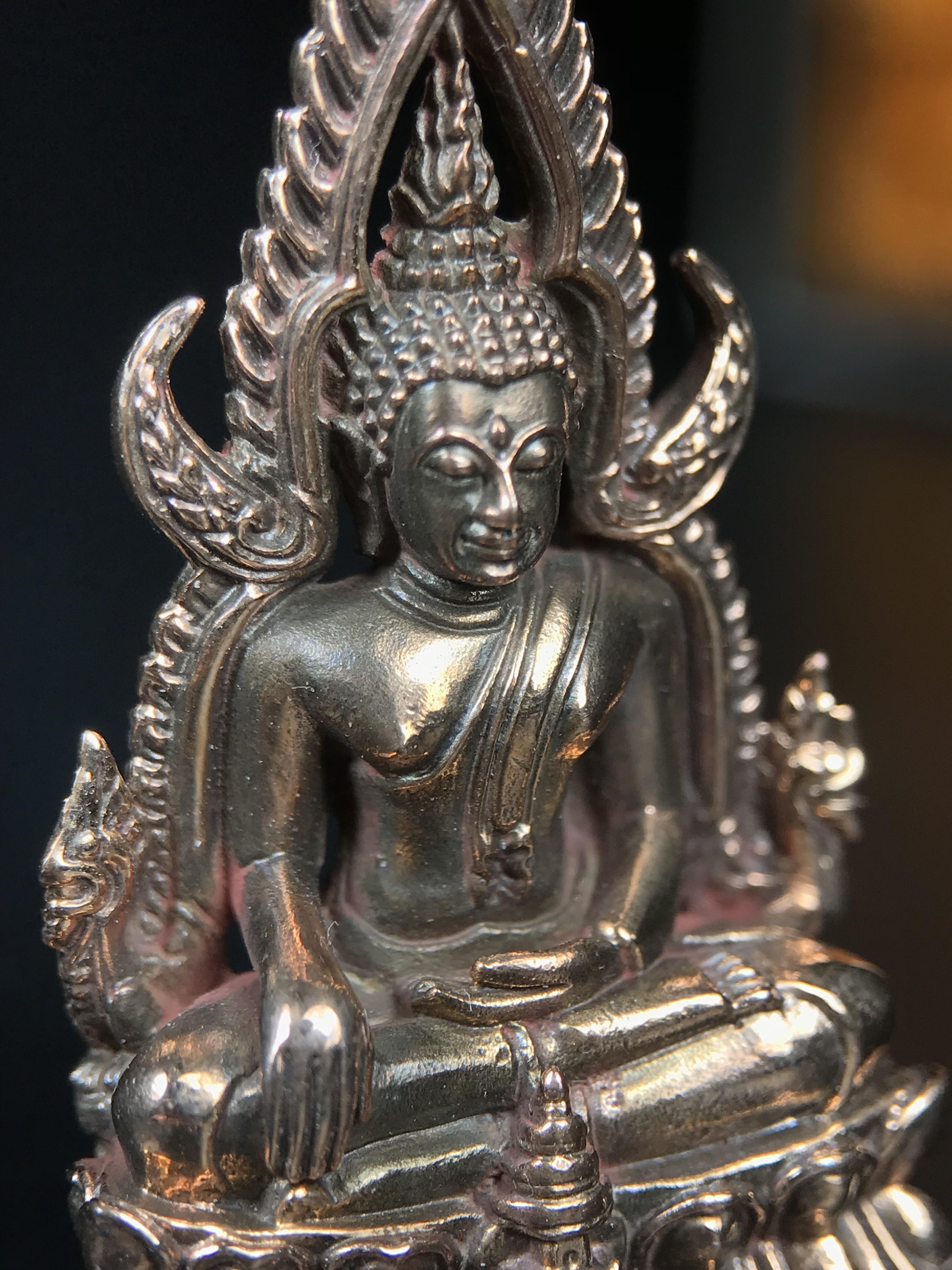 พระพุทธชินราช ญสส. วัดพระศรีมหาธาตุ จ.พิษณุโลก ปี2543 กริ่งชินราชเนื้อนวโลหะเต็มสูตร (ผสมทองคำ 2 บาท ต่อน้ำหนักเนื้อ 1 กิโลกรัม) พิธีใหญ่ รุ่นแรกและรุ่นเดียวที่ หลวงปู่หมุน ฐิตสีโล วัดบ้านจาน มาร่วมปลุกเสก(องค์หมายเลข ๘๐๔ เลขสวย)(1 ใน 2543 องค์)นิยมหายาก