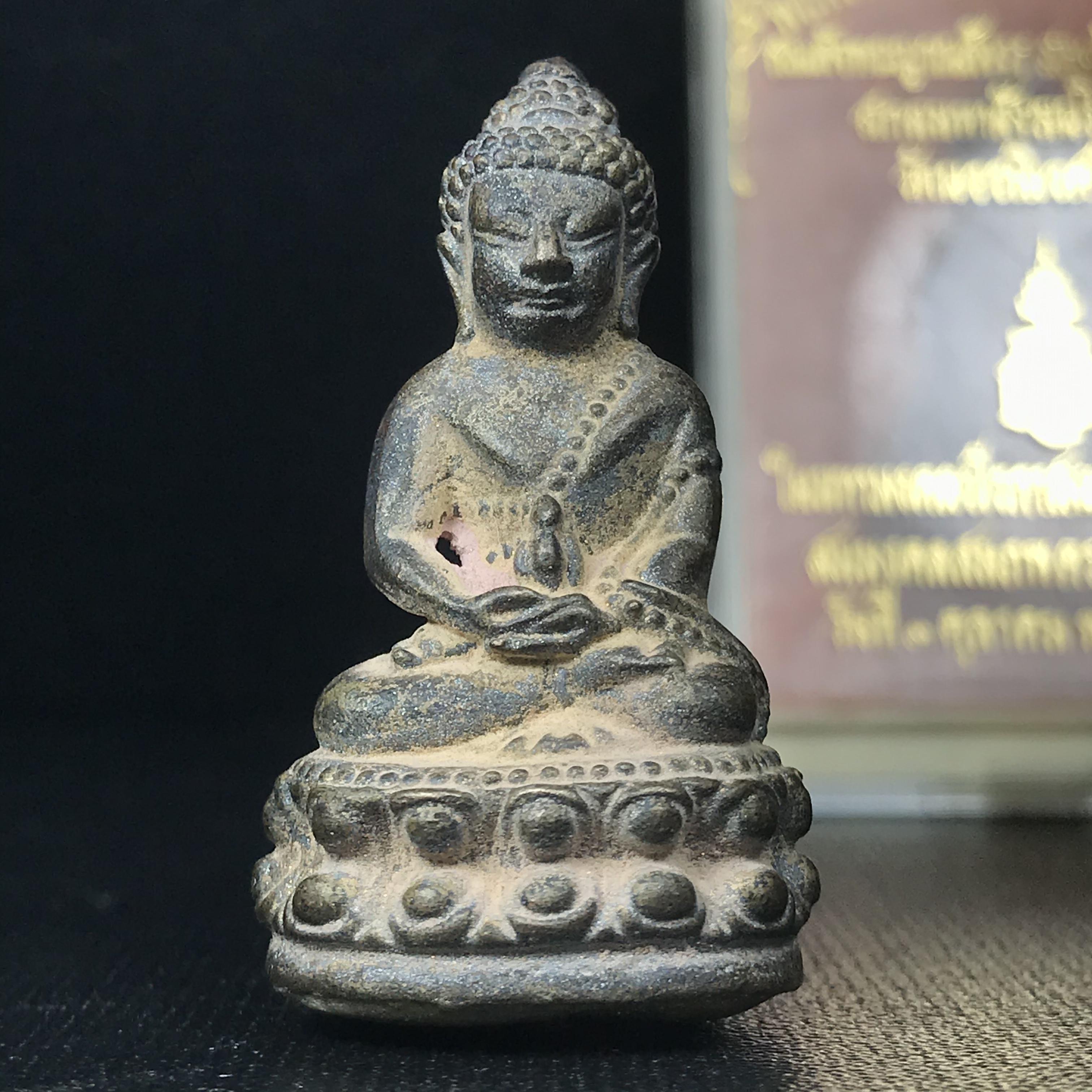 พระกริ่งชินบัญชรฉลองพระชันษา 100 ปี สมเด็จพระญาณสังวร วัดบวรนิเวศวิหาร ปี 2556 เนื้อนวโลหะผสมทองคำก้นอุดผงพรายกุมาร หลวงปู่ทิม พิธีใหญ่ มวลสารเด่น นิยม(1 ใน 599 องค์)หายาก