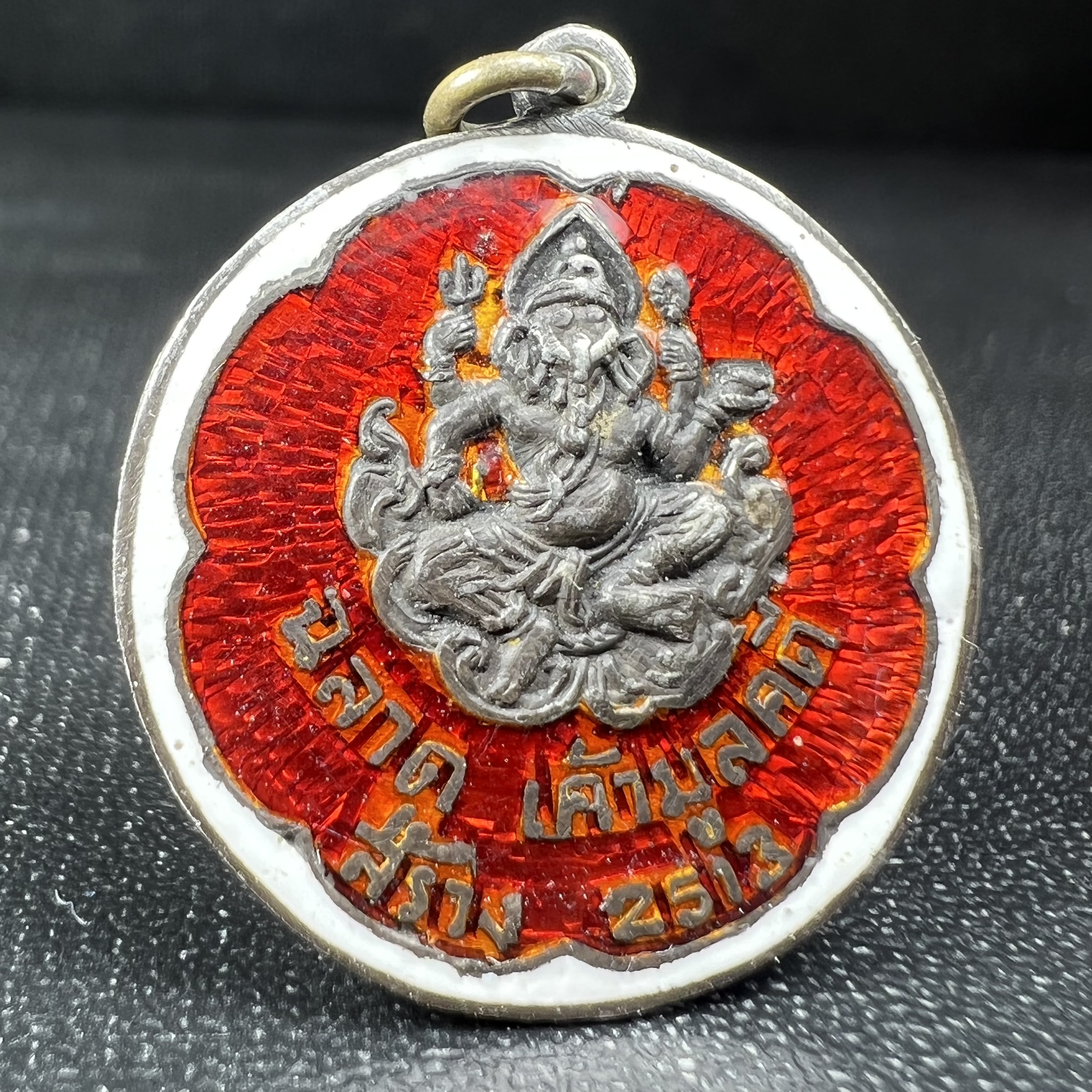 เหรียญพระพิฆเนศวร ปี 2513 จัดสร้างโดย "ท่านอาจารย์ ฉลาด เค้ามูลคดี" เนื้อเงินลงยา(สภาพสวยเดิม ผิวเงินเดิม ผิวลงยาติดเต็มไม่มีกระเทาะ)พิธีใหญ่เป็นเหรียญที่อยู่ในความนิยมสะสมของกลุ่มดารา ศิลปิน หายาก