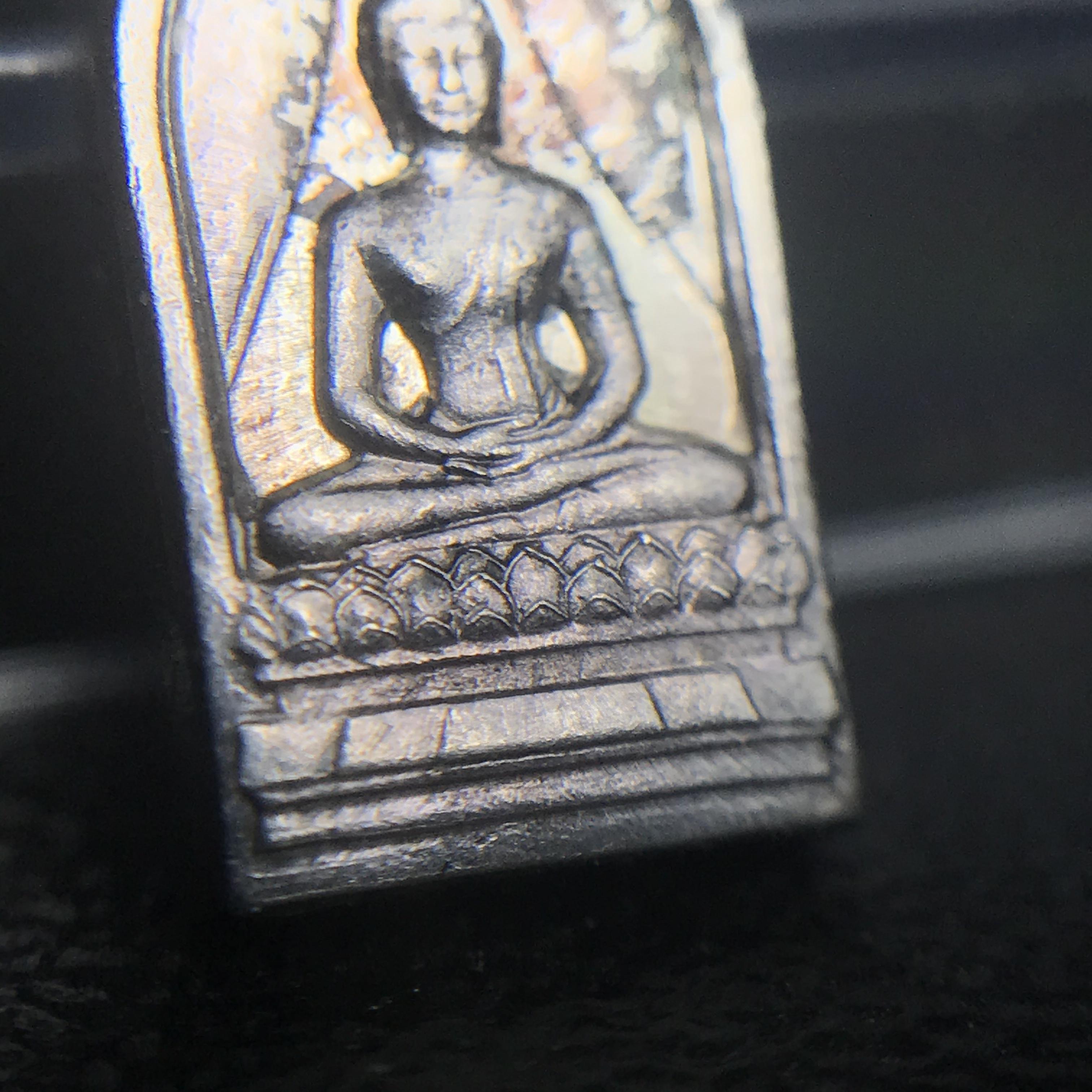 พระปรกใบมะขาม พระพุทธสิหิงค์ ภปร ธรรมศาสตร์ 50ปี เนื้อเงิน(ในหลวงรัชกาลที่9 เสด็จเททอง)(พระปรกใบมะขาม ภปร. รุ่นแรก)หายาก ผิวเดิมสวย