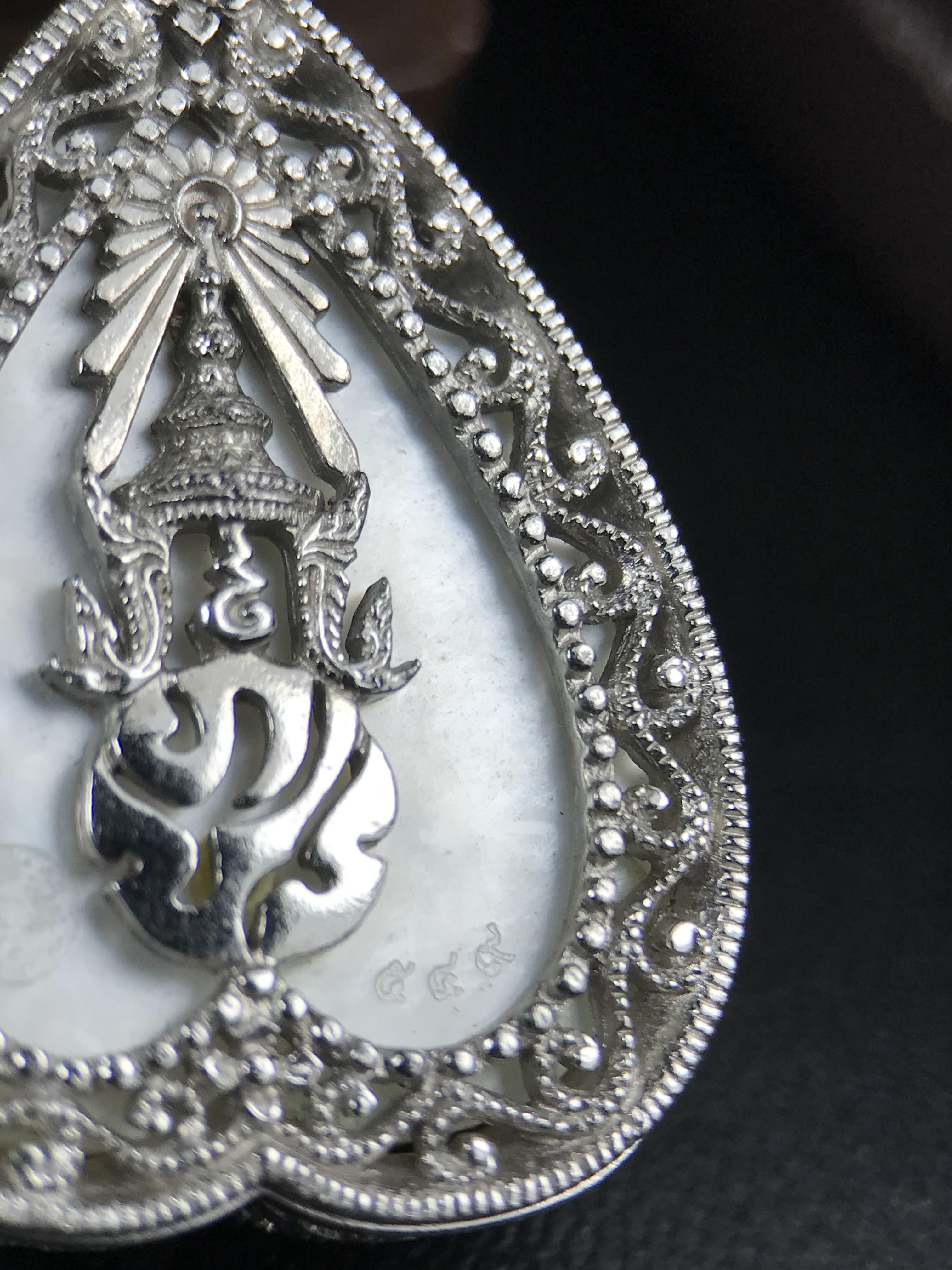 พระพุทธชินราช ภปร. โครงการ "เพราะแผ่นดินนี้ คือ แผ่นดินเกิด" ปี 2548(รุ่นแรก) เหรียญทรงใบโพธิ์ ขนาด 21 x 29 มม. เนื้อเงินสามกษัตริย์ องค์พระชุบสามกษัตริย์ ล้อมด้วยกรอบเงินชุบทองคำขาวสลักเสลาเป็นลวดลายละเอียดอ่อน ส่วนพื้นองค์พระเป็นเปลือกหอยมุข