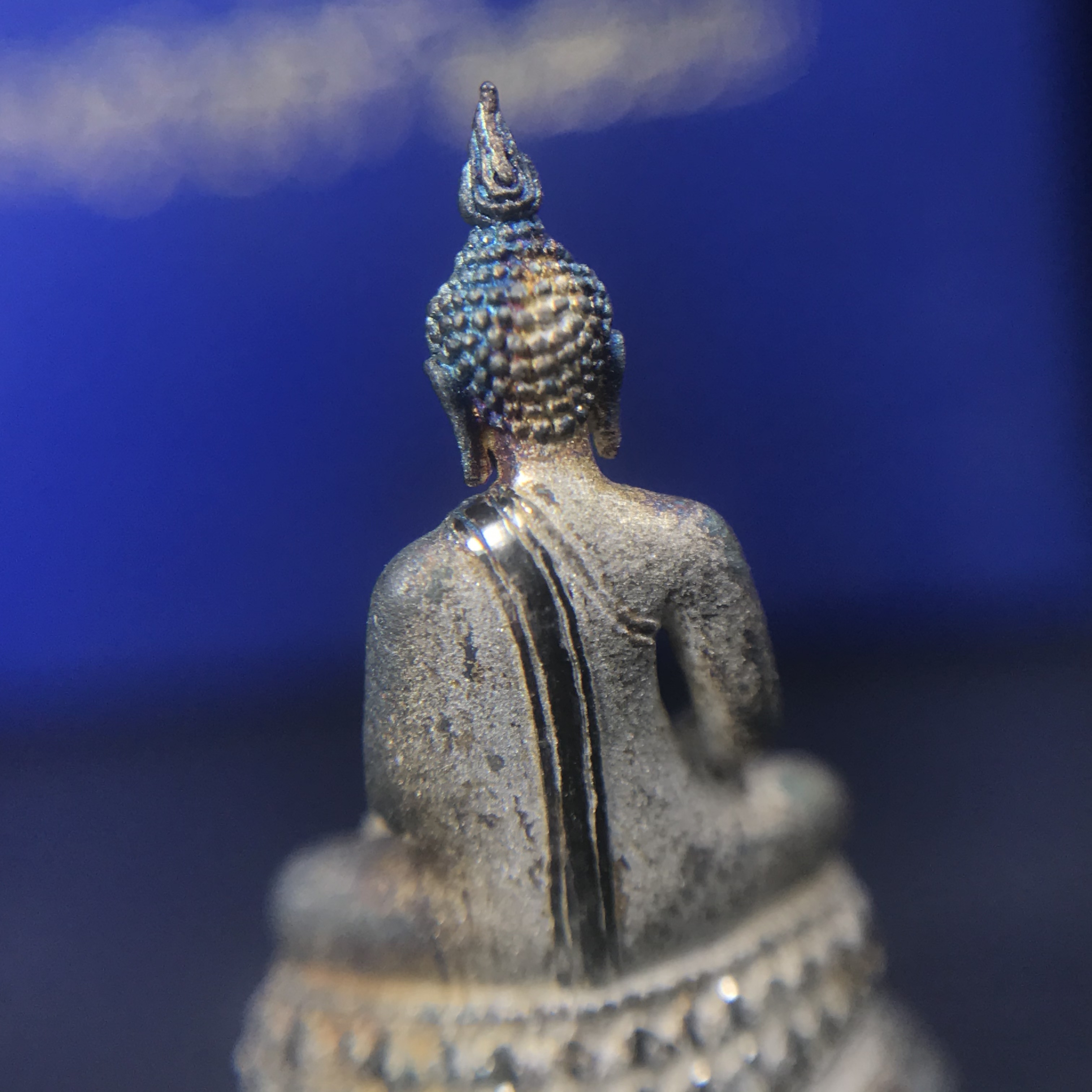 พระชัยวัฒน์พุทธสิหิงค์ ภปร. รุ่นสร้างหอพระธรรมศาสตร์ ปี2542 เนื้อเงิน(ผิวเดิม ขึ้นสีรุ้งธรรมชาติ แบบนิยม) มหาพิธี 3วาระอันยิ่งใหญ่