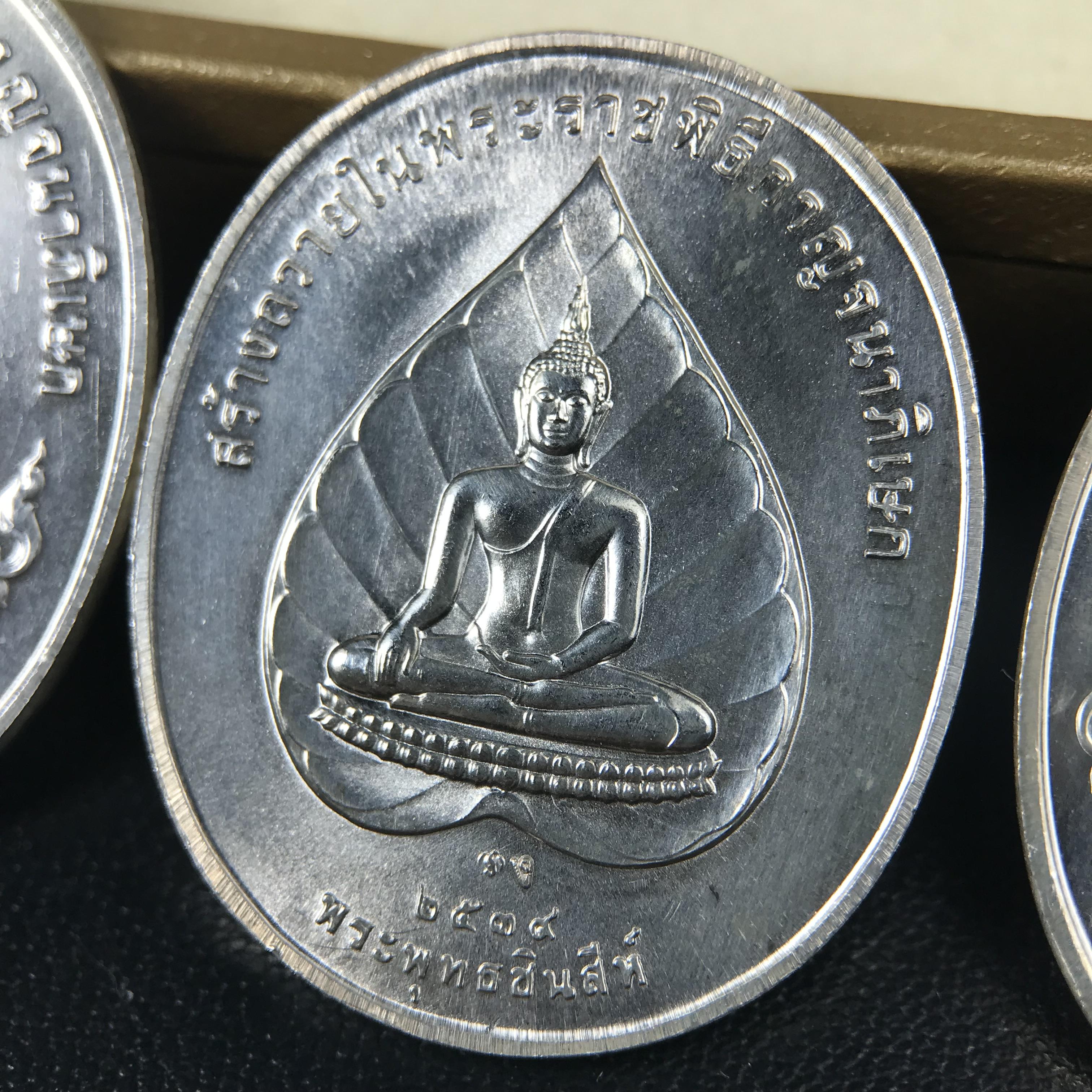 ชุดเหรียญพระพุทธปัญจภาคี ปี 2539 ครบชุด 5 เหรียญ พิมพ์ใหญ่ขนาดสูง 3 ซม. เนื้อเงิน โค๊ต ง.(เงิน) บล็อกกษาปณ์ พร้อมกล่องบรรจุซีนซองเดิมครบสภาพสวย เนื่องในมหามงคลวโรกาสที่ในหลวงรัชกาลที่ 9 ทรงครองสิริราชสมบัติครบ 50ปี พิธีใหญ่ ณ พระอุโบสถวัดพระแก้ว