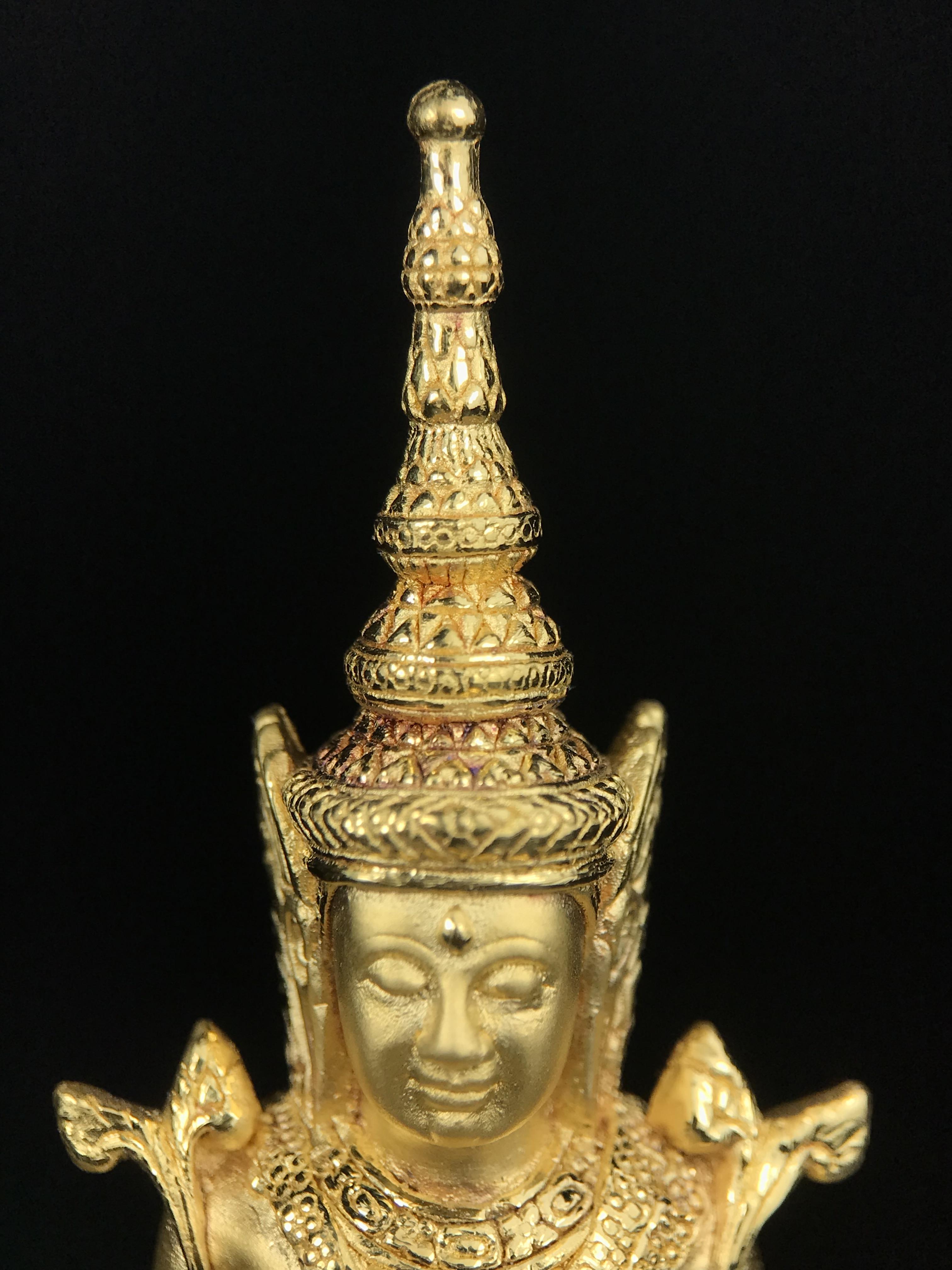 พระแก้วมรกต ภปร.(รุ่นแรก)ปี2545 รุ่นฉลองกรุงรัตนโกสินทร์ครบ 220 ปี หล่อลอยองค์ เนื้อทองคำบริสุทธิ์99.99% ขนาดบูชา 50*90 มม.(องค์หมายเลข ๗๘๙)(เลขมังกร 789 พลังแห่งความ มั่งคั่ง ร่ำรวย อำนาจ บารมี)สุดยอดมงคลแผ่นดินที่ควรเก็บรักษา บูชาเป็นมงคลชีวิต(หายากมาก)