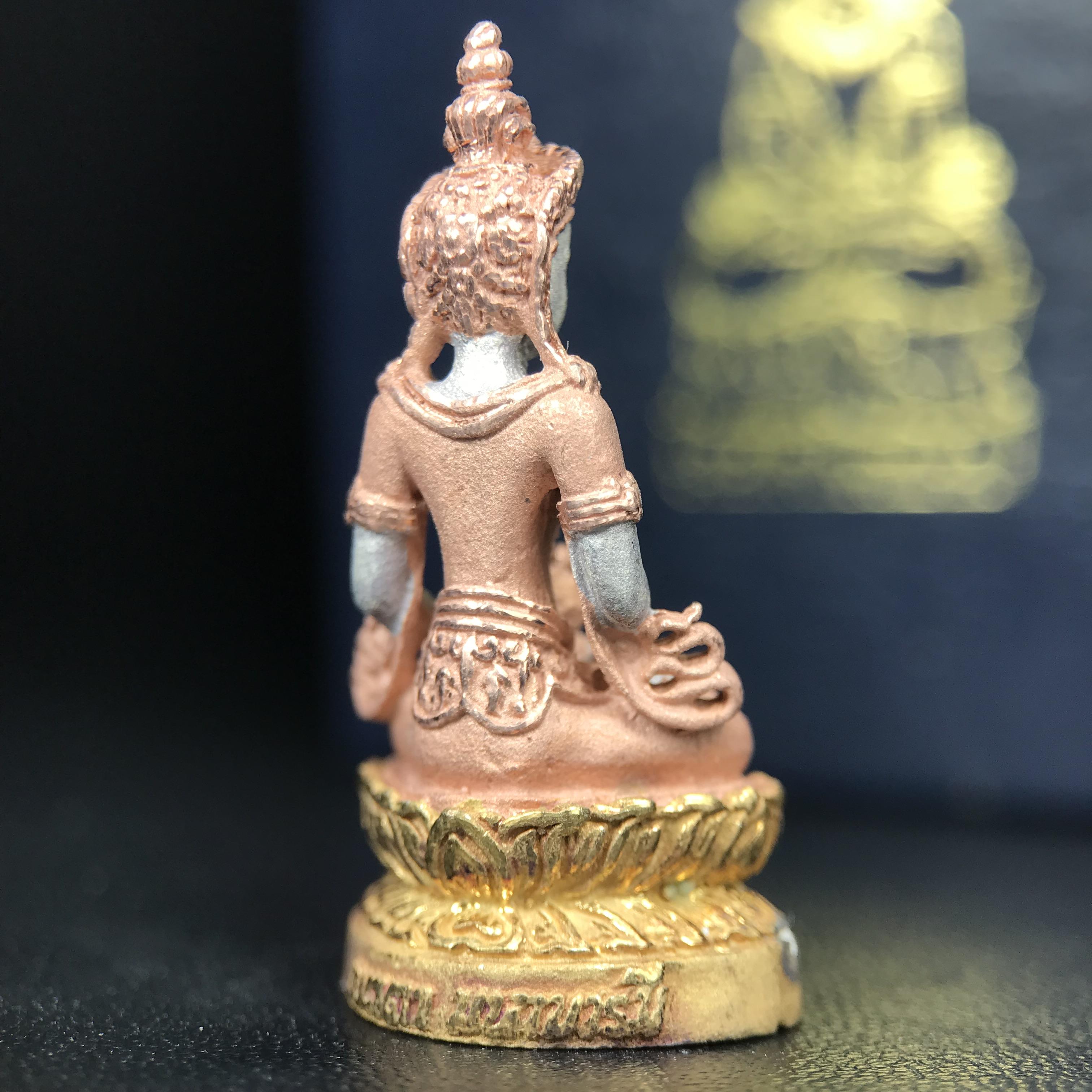 พระอวโลกิเตศวร เมตตา มหาบารมี พิธีพุทธาภิเษก ณ อุโบสถ วัดบวรนิเวศวิหาร 3 พฤษภาคม 2540 เนื้อเงินสามกษัตริย์ ขนาด 3.2 x 2.7 ซม. ตอกโค๊ตใต้ฐานพร้อมกล่องบรรจุเดิม สวย ครบ สมบูรณ์(รุ่นนี้หายาก พบเจอน้อยมาก)