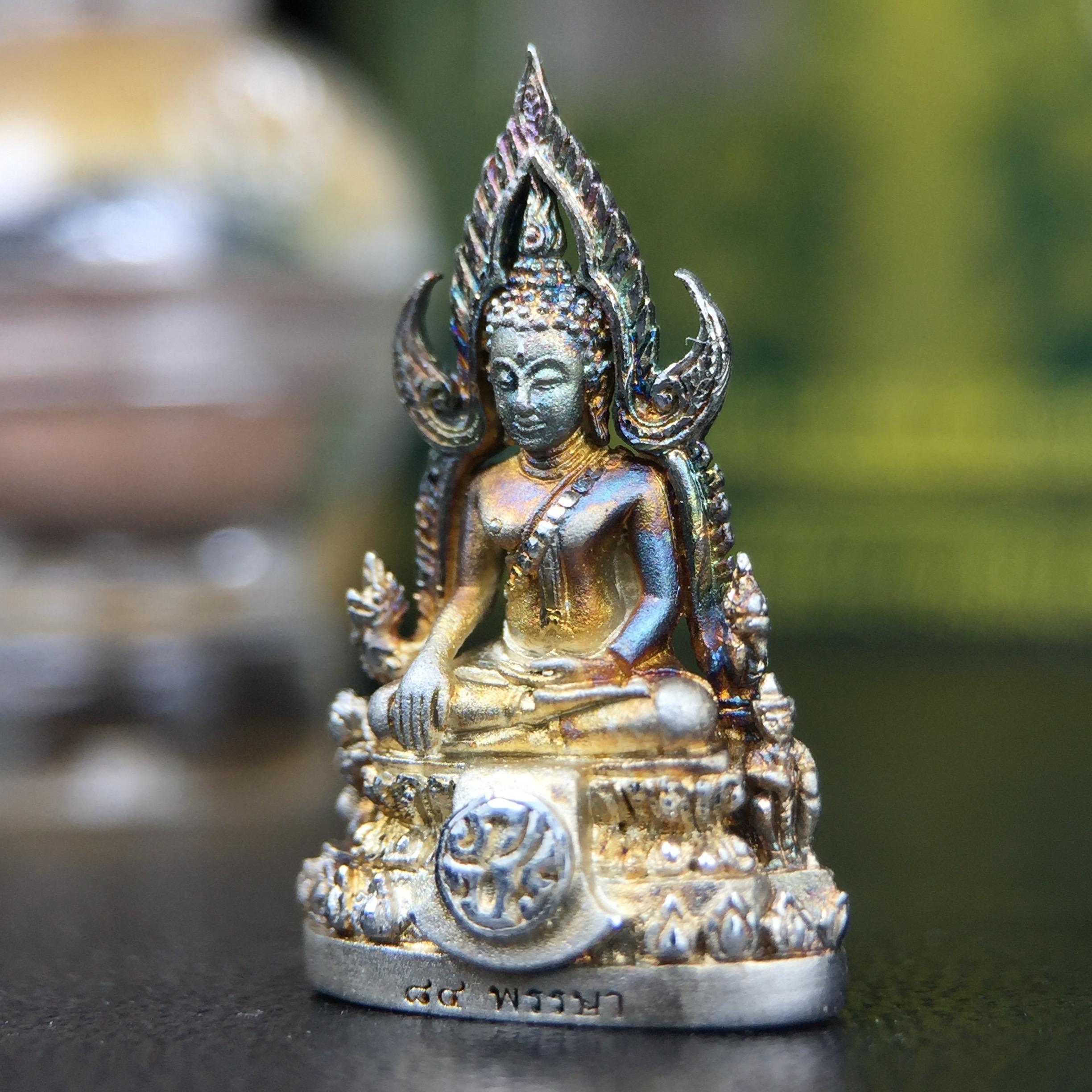 พระพุทธชินราช(จำลอง) ภปร. 84 พรรษา เนื้อเงินชุบทองคำขาว พิมพ์เล็กขนาดหน้าตัก 1/4 นิ้ว (สภาพผิวเดิมสวย ขึ้นสีรุ้งธรรมชาติ แบบนิยม)(พระราชทานมวลสาร จิตรลดาและเส้นพระเจ้า(เส้นผม))พุทธศิลป์ทรงคุณค่าอีกหนึ่งรุ่นยอดนิยม