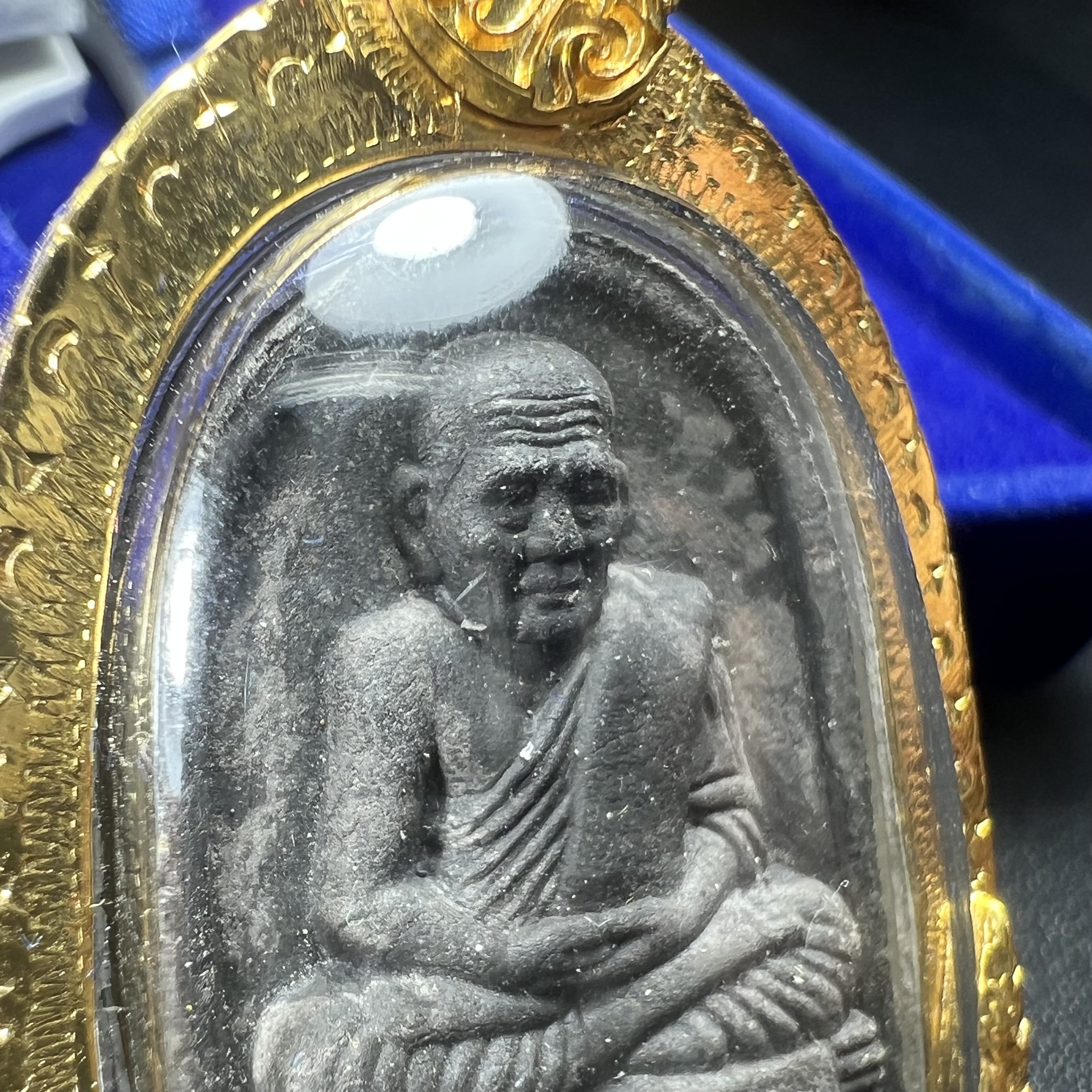 พระคู่ชุดของขวัญ พระหลวงปู่ทวด ภปร.ปี2547 ทรงกลีบบัวและกลีบขนุน(พิมพ์เตารีดและพิมพ์พระรอด)(ชนวนเก่า)เนื้อว่านด้านหลังมี ภปร. เป็นโลหะผสมสูง 3.3ซม.พิธีใหญ่ มวลสารดี ปลุกเสกวัดพระแก้ว(พร้อมกล่องบรรจุเดิม งานเลี่ยมกรอบเดิมจากผู้จัดสร้างห่อหุ้มด้วยทองนพเกล้า)