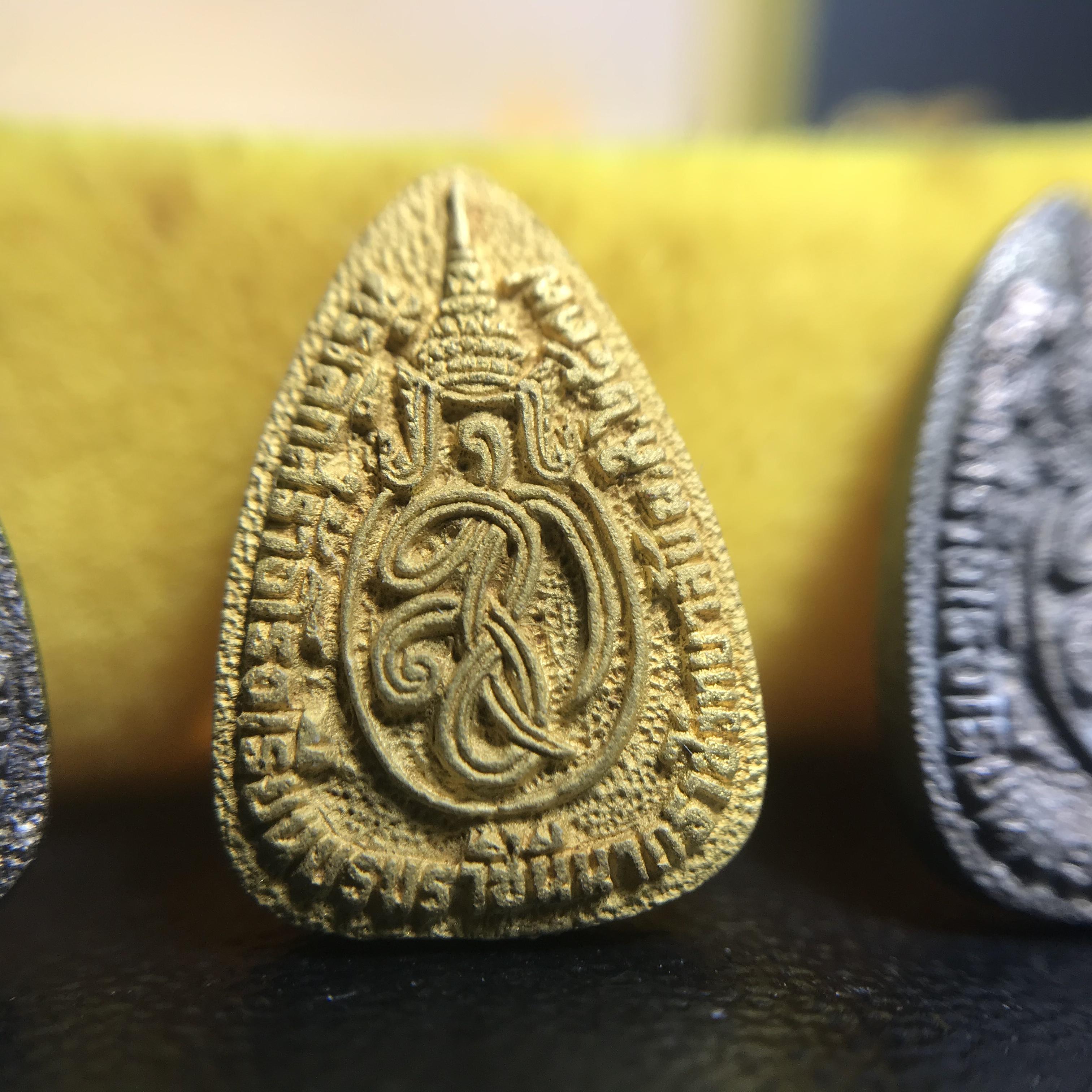 พระแก้วมรกต หลัง สก. รุ่น 60 พรรษามหาราชินี ปี 2537 ชุดกรรมการทองคำ พิมพ์เล็ก เหรียญหล่อทรงหยดน้ำครบชุดพร้อมกล่องบรรจุเดิม หายาก