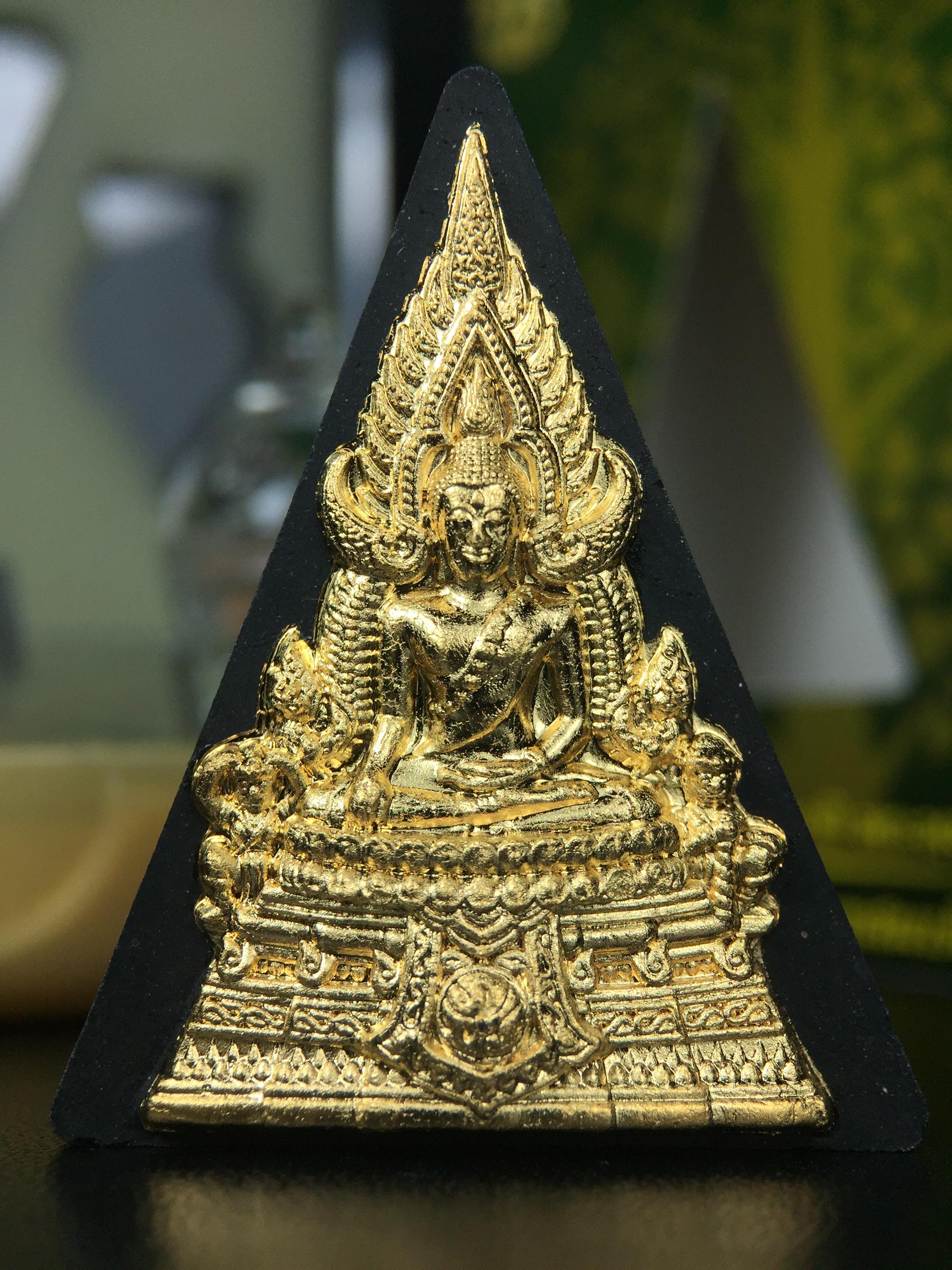 พระพุทธชินราช(จำลอง)ภปร. 84พรรษา เนื้อผงปิดทองด้านหน้า หลัง ภ.ป.ร. ยิงทอง(พระราชทานมวลสาร จิตรลดาและเส้นพระเจ้า ร.9(เส้นผม))ทรงคุณค่าอีกหนึ่งรุ่นยอดนิยม