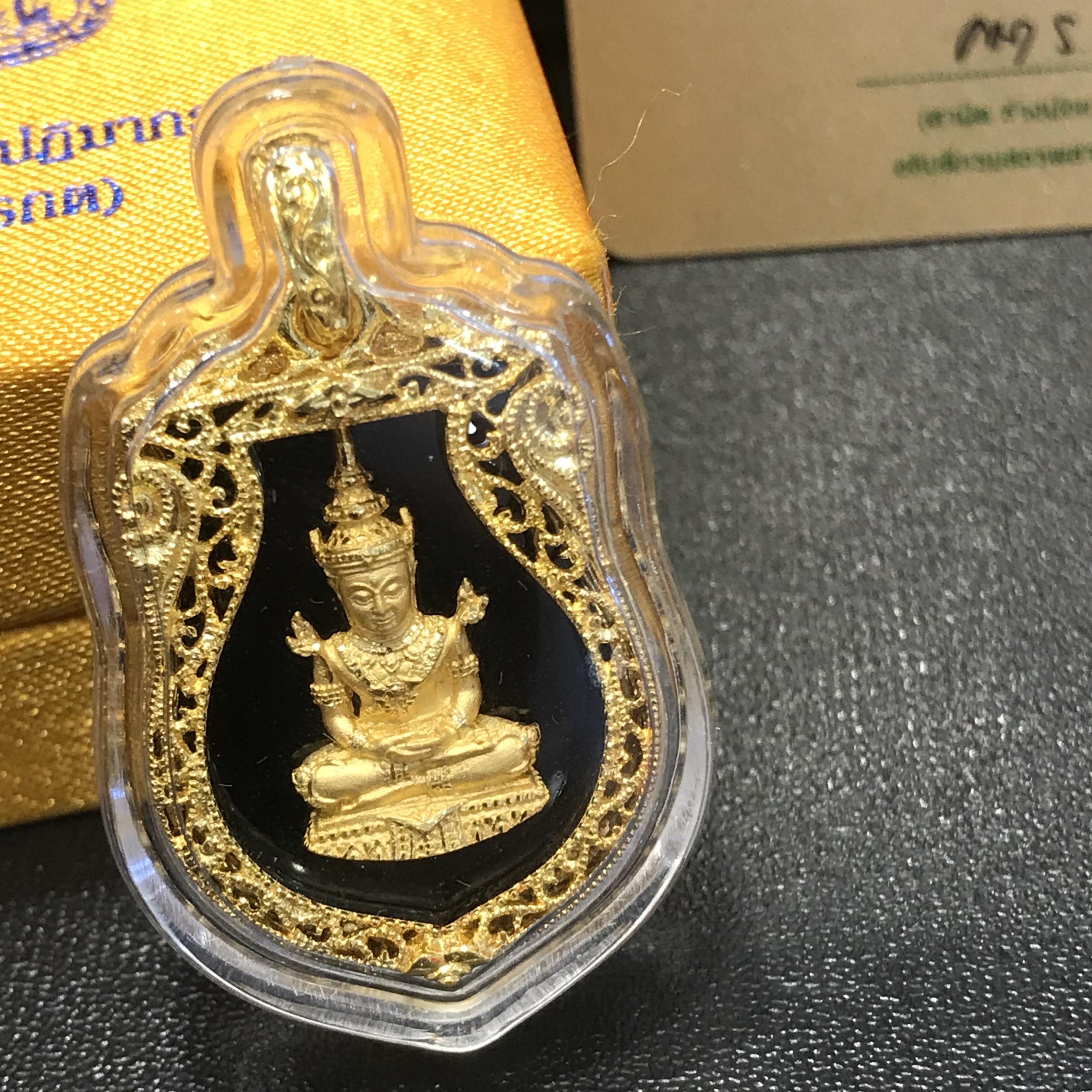 เหรียญพระแก้วมรกต(จำลอง)ทรงเครื่องฤดูร้อนแบบเสมา เนื้อทองคำ ด้านหลังตราสัญลักษณ์ฉลองสิริราชสมบัติครบ 60 ปี(หายากมาก)