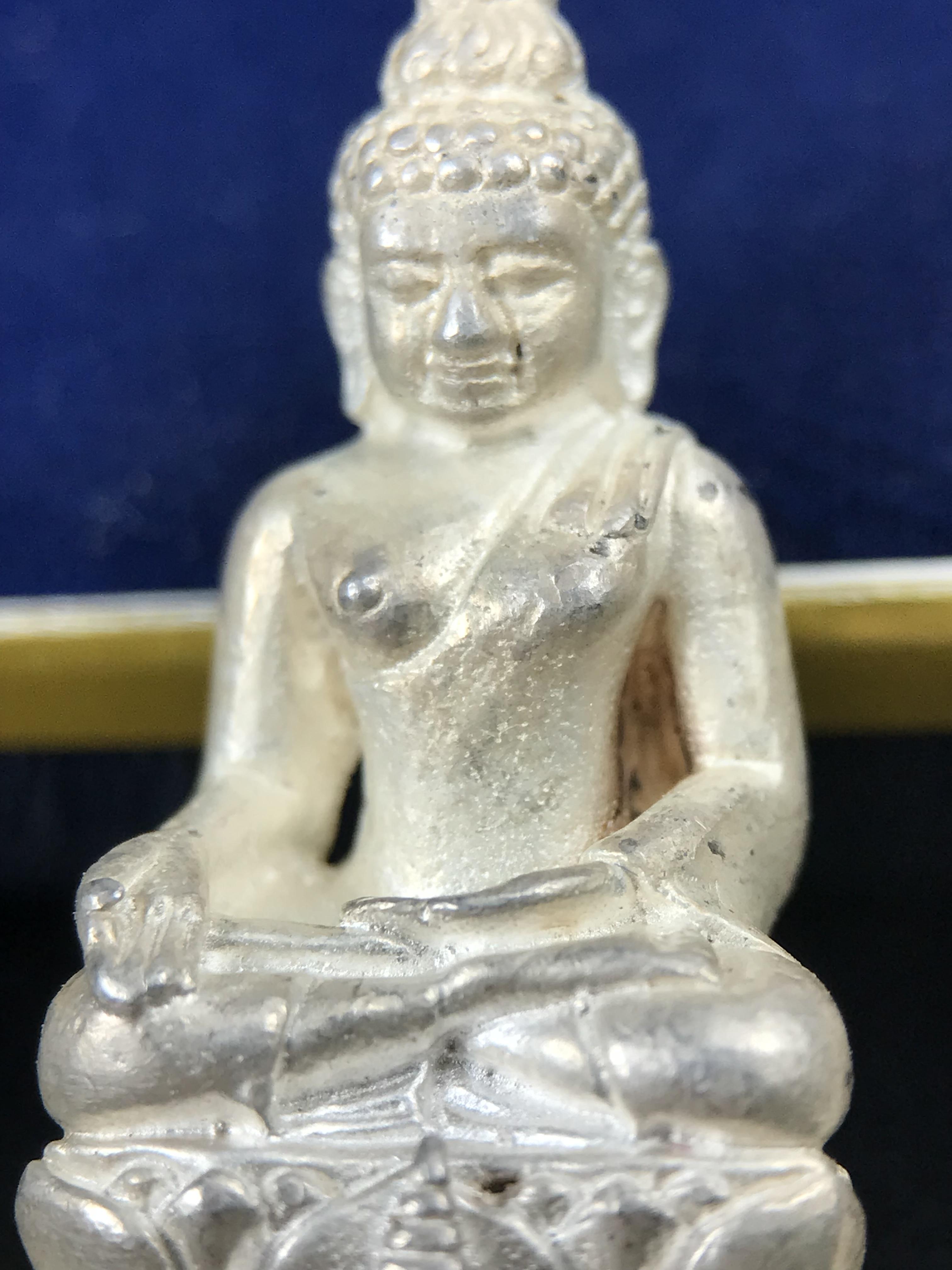 พระกริ่ง-พระชัยวัฒน์ ไพรีพินาศ ญสส.รุ่น นวฤทธิ์โภคทรัพย์ ปี 2544 อุดผงพุทธคุณ บรรจุมวลสารจิตรลดา และเส้นพระเกศาของสมเด็จพระญาณสังวร พระสังฆราชฯ พร้อมกล่องบรรจุเดิม เนื้อเงิน ก้นทองคำ(พิมพ์กรรมการ)ชุดหมายเลข ๒(1ใน 89 ชุด) หายากพบเจอน้อยมาก