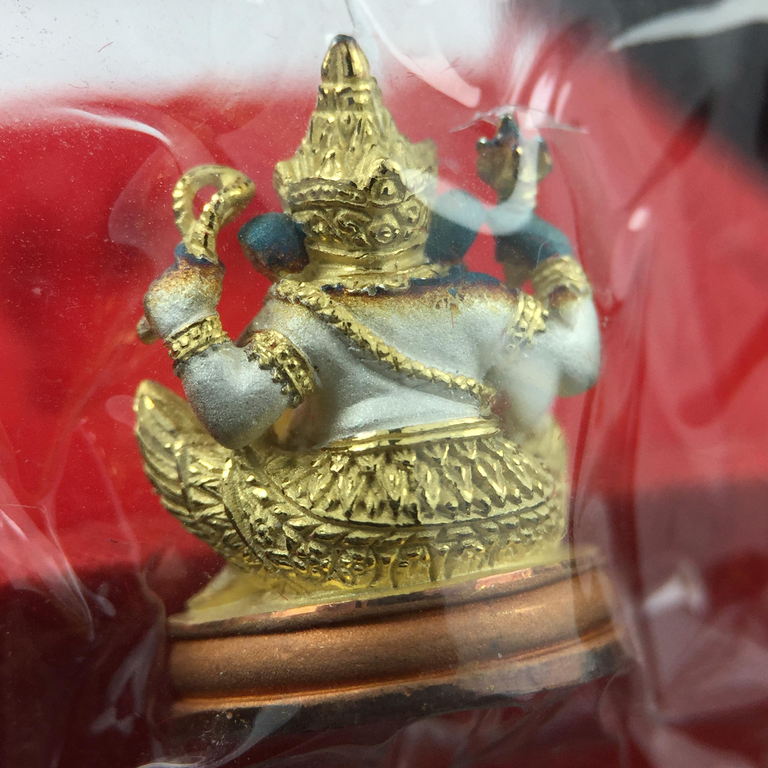 พระพิฆเณศวร วัดบวรนิเวศวิหาร ปี 2542 เนื้อเงินสามกษัตริย์พ่นทรายขัดเงาบางส่วน(ฝังพลอย1เม็ด)(ขนาด 2* 1.4 ซม.) สภาพสวยซีนซองเดิมพร้อมกล่องบรรจุเดิม ตอกโค๊ดหมายเลขกำกับ(ผิวเดิมขึ้นสีรุ้งธรรมชาติ สวย)(คัดสภาพสวยเดิม พิธีใหญ่ พุทธศิลป์งดงาม)