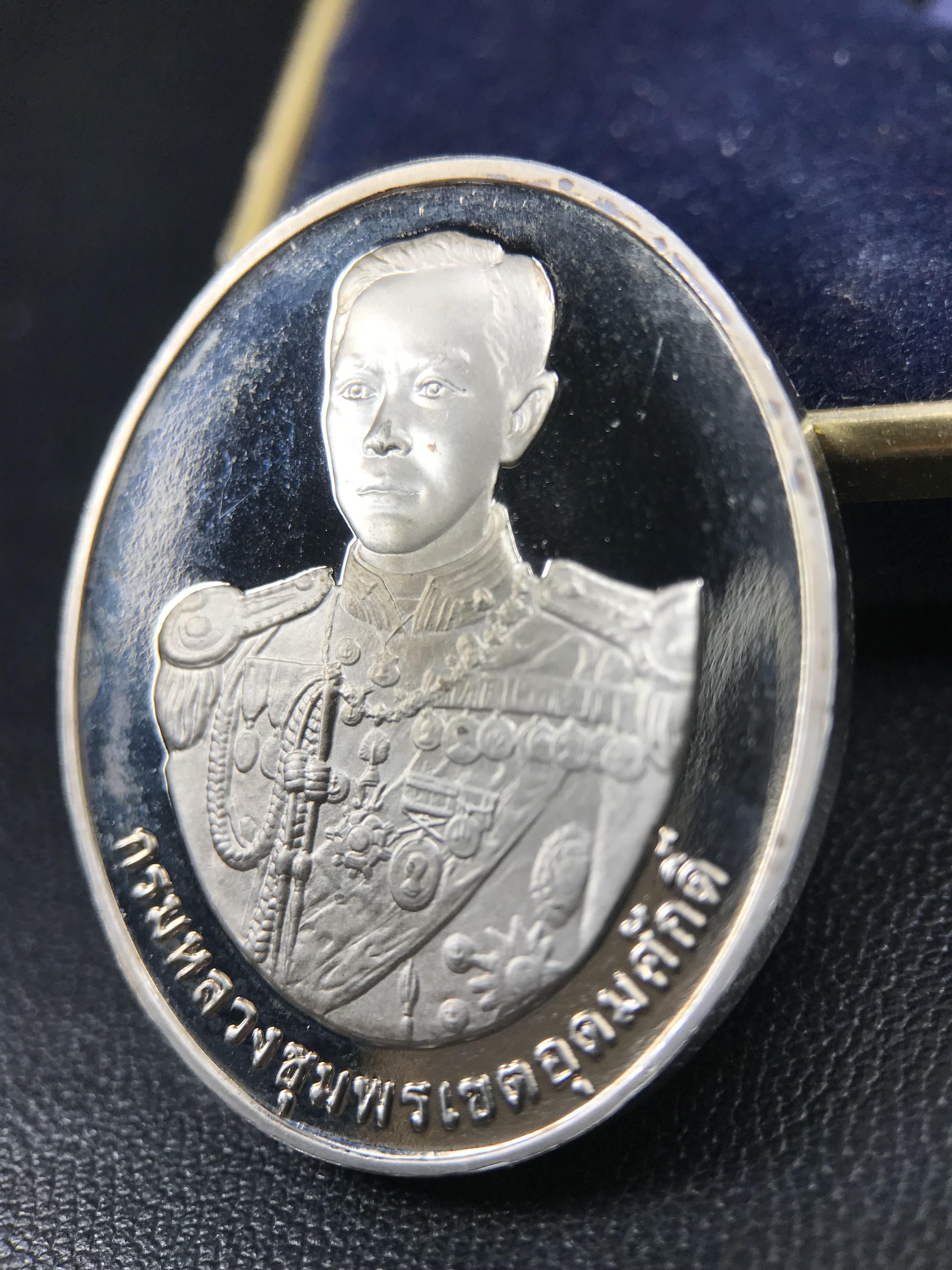 เหรียญหลวงพ่อเงิน – กรมหลวงชุมพรฯ วัดบางคลาน เหรียญไข่สองหน้า เนื้อเงิน 99.99% ขัดเงา ขนาดสูง 3.1 ซม. ประกอบพิธีมหาพุทธาภิเษก ณ อุโบสวัดหิรัญญาราม(วังตะโก) บางคลาน จ.พิจิตร เมื่อวันอังคารที่ 3 มี.ค.2541( เหรียญออกโดยโรงงานกษาปณ์ เพิร์ธ ประเทศออสเตรเลีย )