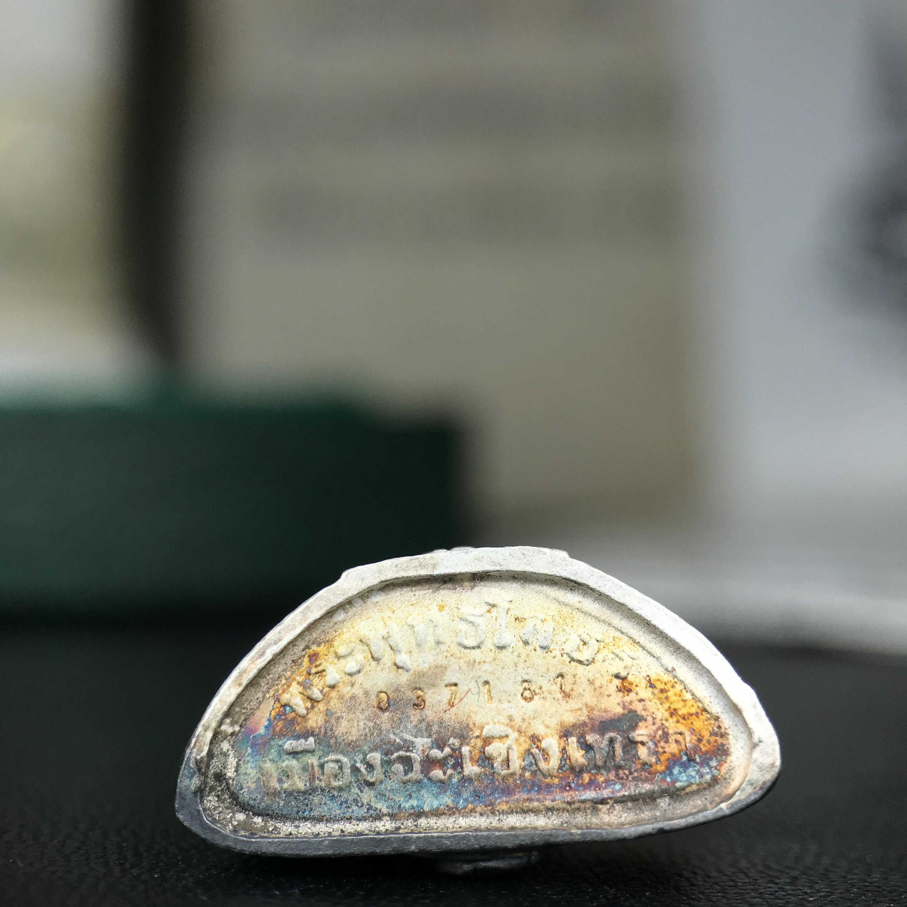 พระพุทธโสธร ภปร. รุ่นย้อนยุค สร้างพระอุโบสถ สมาคมชาวฉะเชิงเทรา จัดสร้าง ปี 2539 วโรกาสครองสิริราชสมบัติครบ 50 ปี เนื้อเงินทรายนวลขัดเงาบางส่วน(สภาพผิวเดิม ขึ้นสีรุ้งธรรมชาติ เก่าเก็บอย่าดี สวยมาก แบบนี้หายาก) พร้อมกล่องบรรจุและใบรับรองเดิม