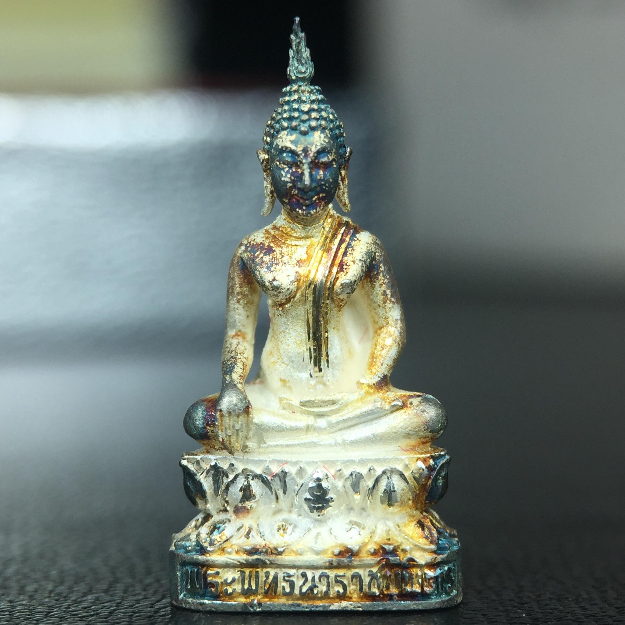พระชัยวัฒน์พระพุทธนวราชบพิตร ครองสิริราชสมบัติครบ 50 ปี พ.ศ.2540 ขนาดสูง 1.9 ซม. เนื้อเงิน(ผิวเดิมๆขึ้นสีรุ้งธรรมชาติแบบนิยม(หายาก)สวย) พร้อมกล่องบรรจุเดิมครบสมบูรณ์ 1ใน 9500 องค์(พุทธนวราชบพิตร นิมิตรหมายแห่งความสามัคคี ด้วยไมตรีแห่งองค์พระภูมิพล)