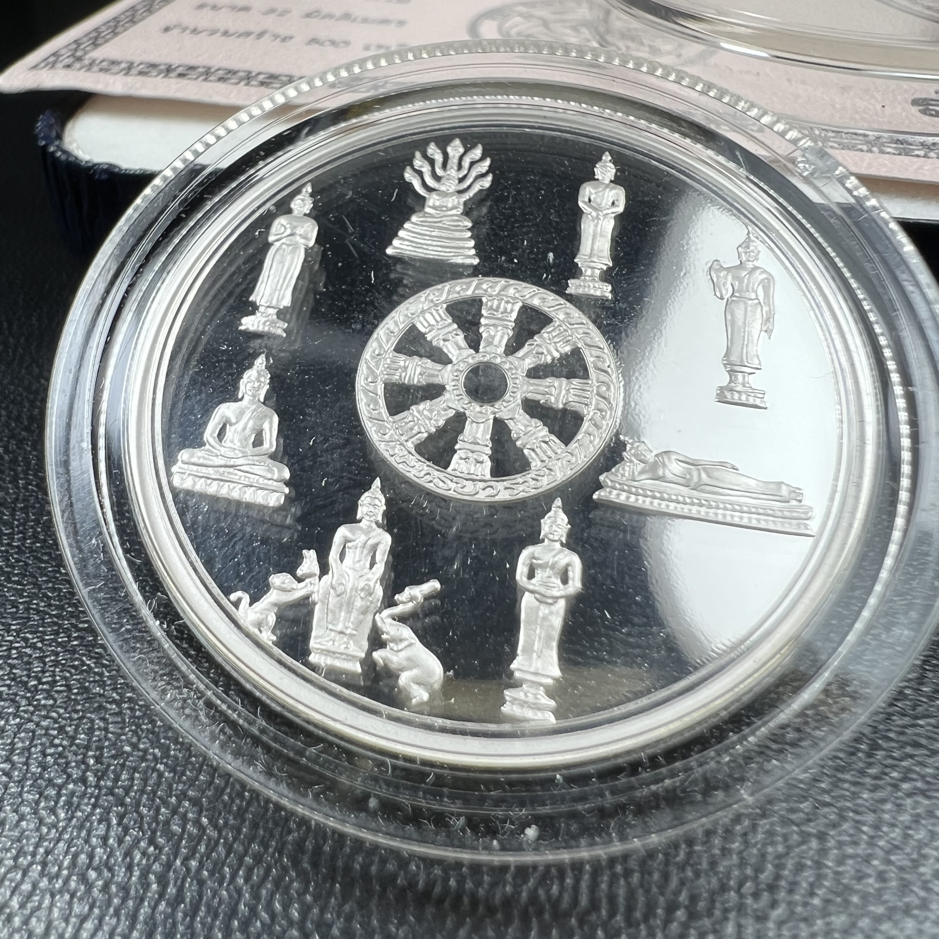 เหรียญพระแก้วมรกต พระพุทธชินราช พระพุทธโสธร รุ่นพุทธบารมี ปี 2540 เนื้อเงินขัดเงา 99.9% พร้อมกล่องและใบรับรองเดิม พิธีพุทธาภิเษก 2 พิธี มหามงคล (พระพุทธคู่บ้านคู่เมือง รูปแบบเหรียญสวยงดงามมาก พิธีใหญ่ เป็นที่นิยม)สร้างน้อยหายาก 1 ใน 500 เหรียญ