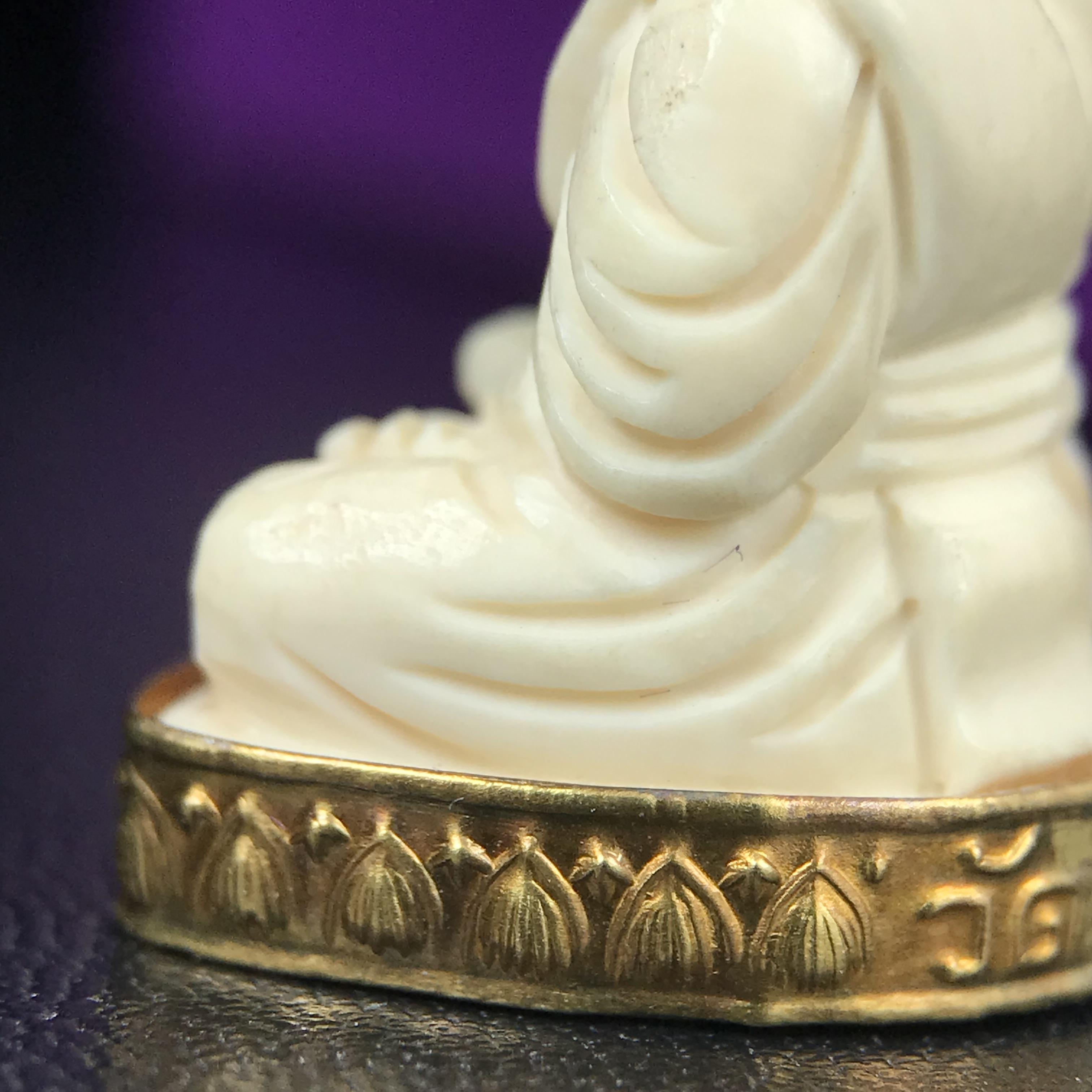 สมเด็จหลวงพ่อทวด รุ่นคชสารหมื่นปี (ศิลปาชีพ) วัดช้างให้ ปี 2541โดยมีท่าน อ.นอง วัดทรายขาว เป็นเจ้าพิธี และมีเกจิร่วมปลุกเสก 108 รูป บรรจุผงว่านเก่าและดินกากยายักษ์(พิมพ์ลอยองค์ฐานทองคำโค๊ตทองคำ)พร้อมกล่องบรรจุครบ นิยมหายาก**ผิวสวยงานแกะพุทธศิลป์สวยงดงาม**