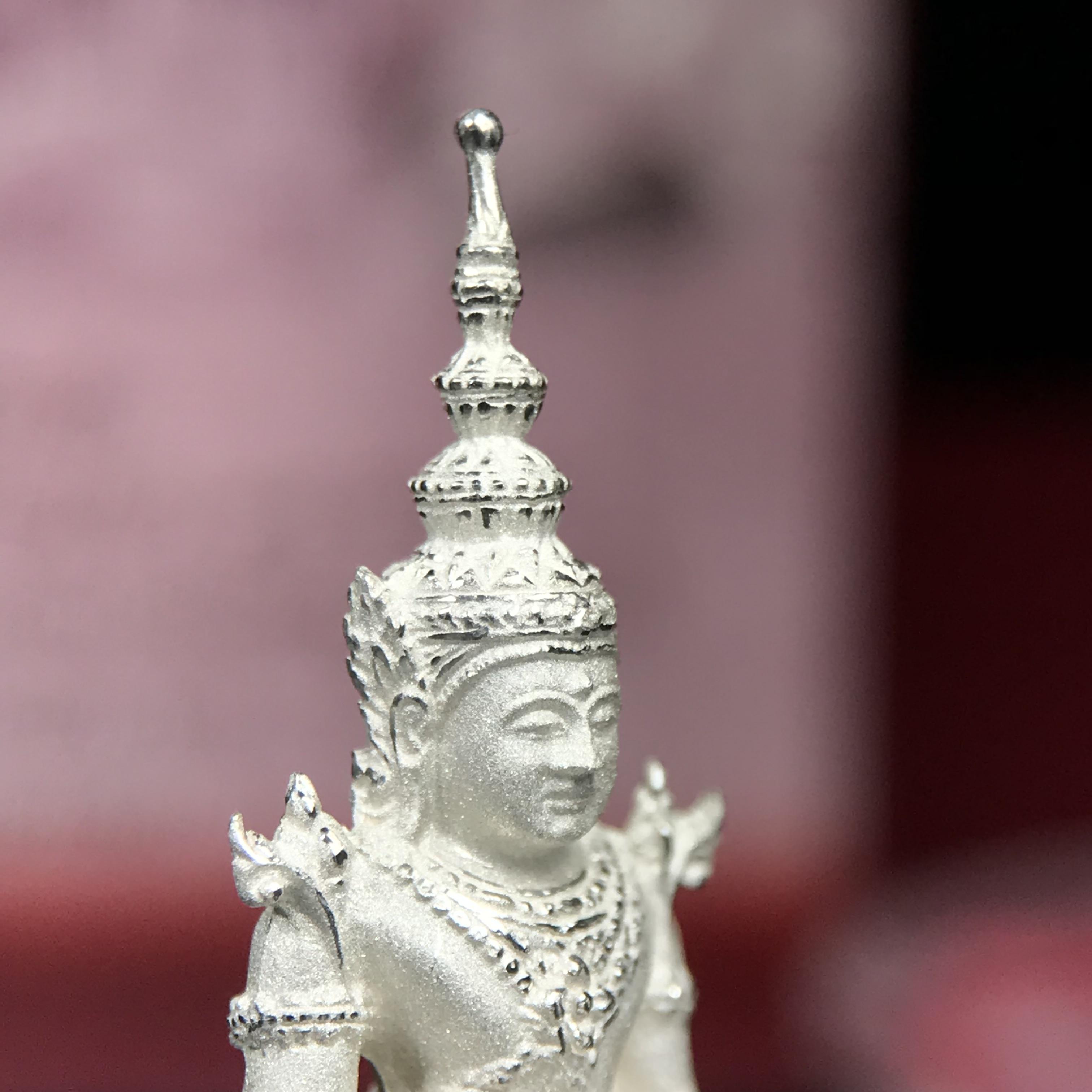 พระแก้วมรกต ภปร.(รุ่นแรก) ปี2545 จัดสร้างในมหาวโรกาส พระบาทสมเด็จพระเจ้าอยู่หัวรัชกาลที่ 9 ครบรอบ 75 พรรษา และฉลองกรุงรัตนโกสินทร์ครบ 220 ปี พิมพ์ลอยองค์ใหญ่ เนื้อเงินบริสุทธิ์ 92.5% ขนาด 19*35 มม. พร้อมกล่องบรรจุเดิม สวยครบสมบูรณ์(องค์หมายเลข ๔๔๗๑)