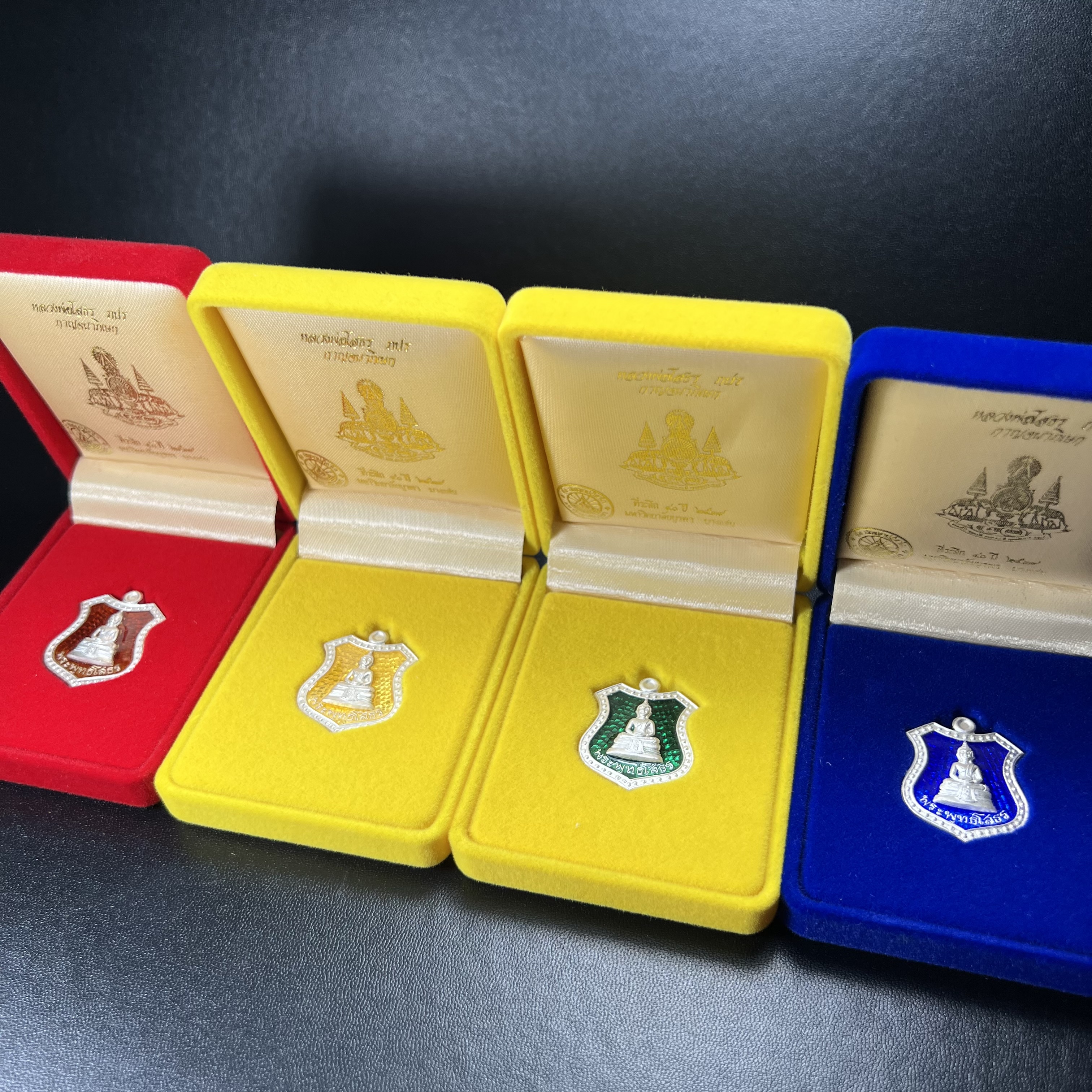 เหรียญหลวงพ่อโสธร ภปร. รุ่นกาญจนาภิเษก จัดสร้างในมงคลวโรกาสที่พระบาทสมเด็จพระเจ้าอยู่หัวรัชกาลที่9 เสด็จเถลิงถวัลย์สิริราชสมบัติ ครบ 50 ปี ในพุทธศักราช 2539 เนื้อเงินลงยา(สีแดง สีเหลือง สีน้ำเงิน สีเขียว)ครบชุดรวม 4 เหรียญ(พิธีใหญ่เข้มขลัง)1 ใน 9950 ชุด