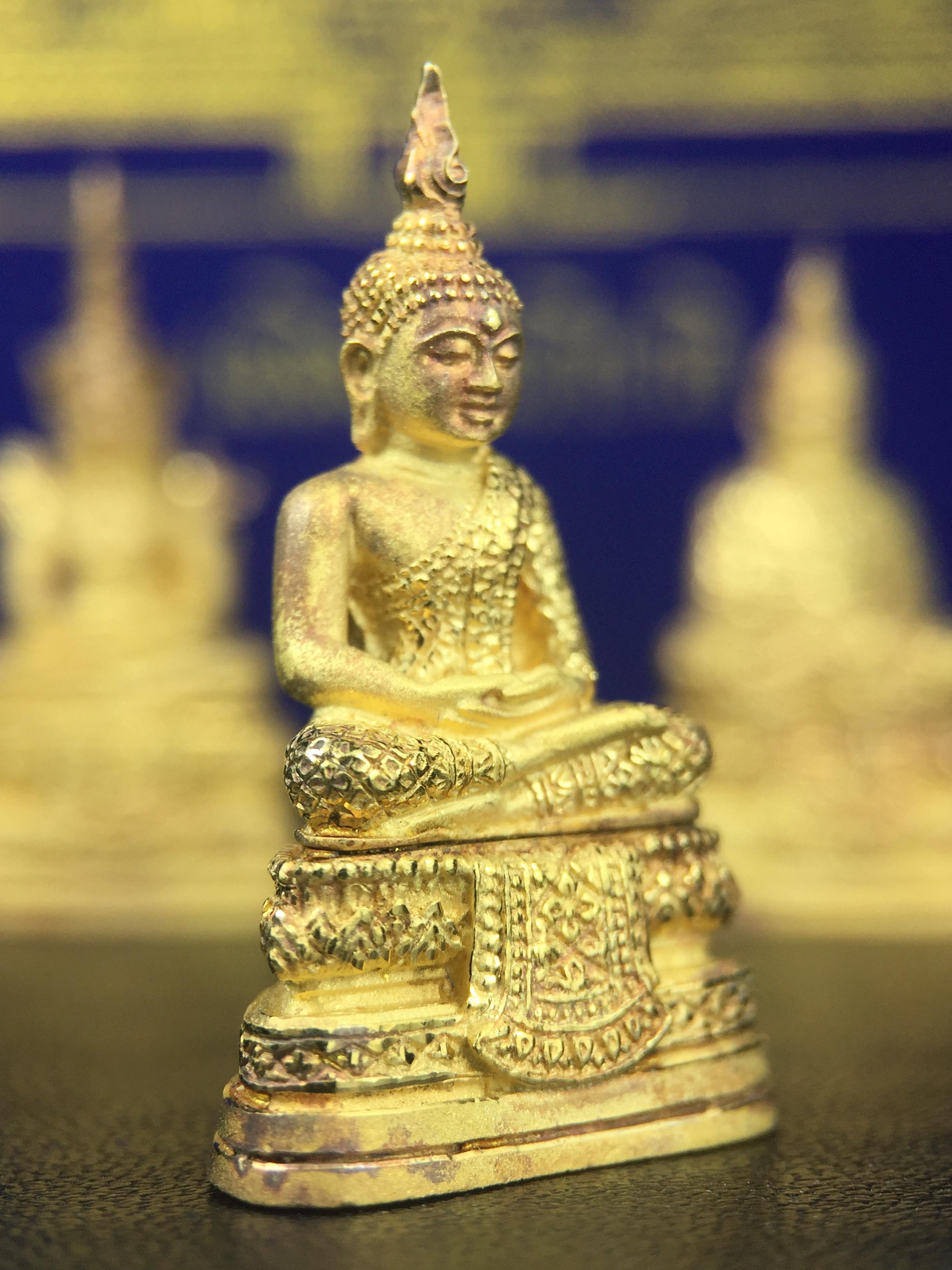 พระพุทธมหามณีรัตนปฎิมากร(พระแก้วมรกต)รุ่น เฉลิมพระเกียรติ วัดพระศรีรัตนศาสดารามราม(วัดพระแก้ว) ปี2543 เนื้อเงินชุบทองพ่นทรายขัดเงาบางส่วน พิมพ์ใหญ่ลอยองค์ ชุด 3 ฤดู ตอกโค๊ตหมายเลขเดียวกันทั้ง3องค์ ชุดหมายเลข( ช147)สภาพผิวสวยดุจทองคำกล่องบรรจุเดิมครบ