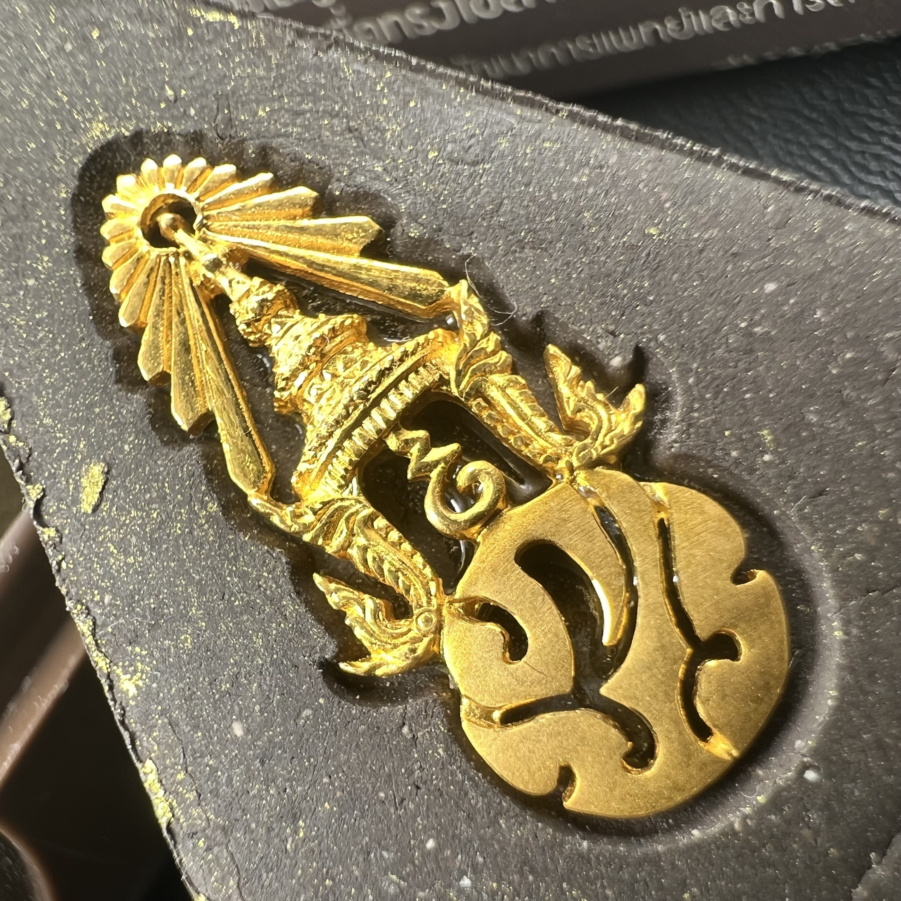 พระพุทธชินราช ภปร. โครงการ "เพราะแผ่นดินนี้ คือ แผ่นดินเกิด" ปี2548(รุ่นแรก) พระผงหลัง ภ.ป.ร. ทองคำ(หนัก 1.1 กรัม) (พระราชทานเส้นพระเจ้า (เส้นผม)และมวลสารจิตรลดา)