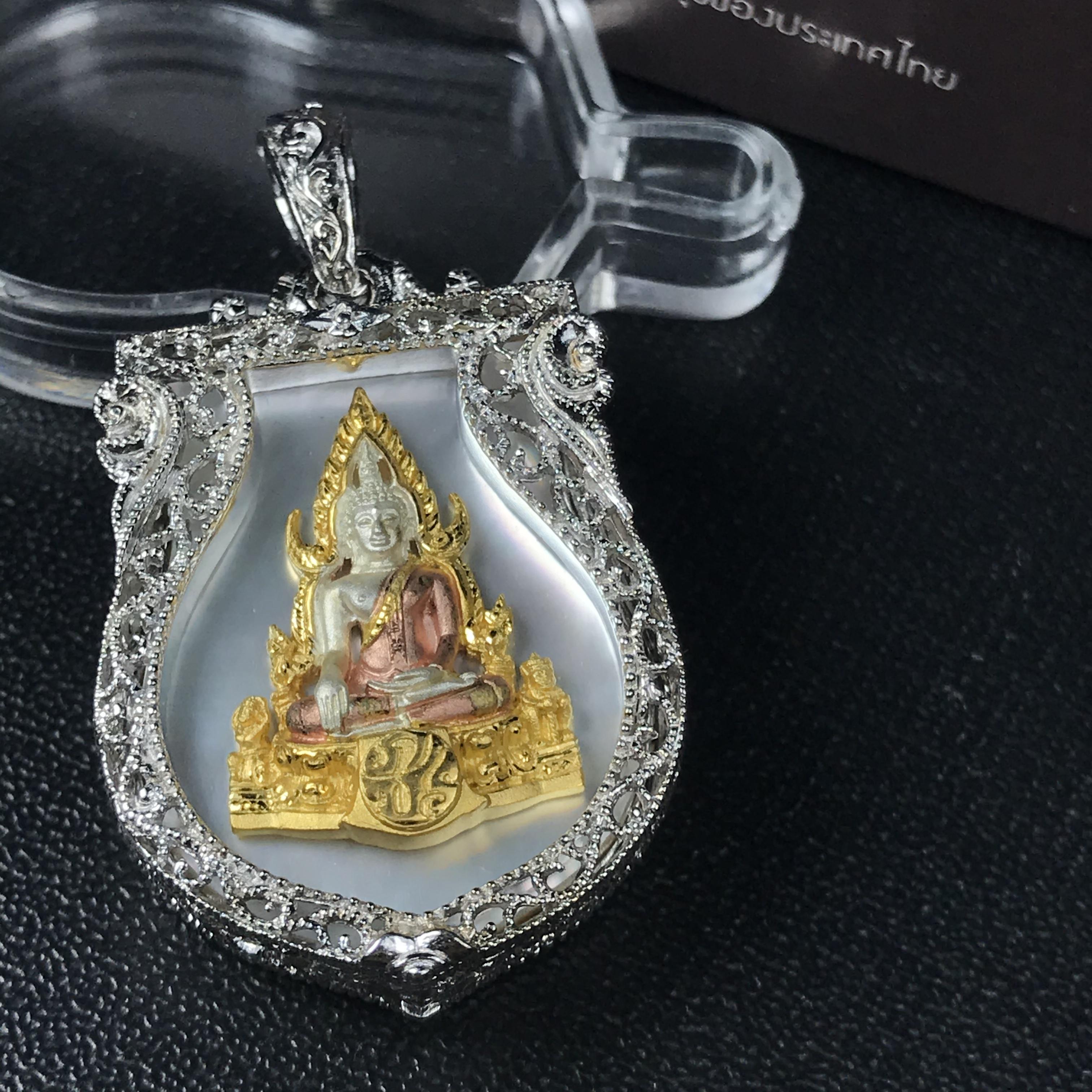 พระพุทธชินราช ภปร. โครงการ "เพราะแผ่นดินนี้ คือ แผ่นดินเกิด" ปี2548(รุ่นแรก) เหรียญทรงเสมา ขนาด 21 x 29 มม.เนื้อเงินสามกษัตริย์ องค์พระชุบสามกษัตริย์ ล้อมด้วยกรอบเงินชุบทองคำขาวสลักเสลาเป็นลวดลายละเอียดอ่อน ส่วนพื้นองค์พระเป็นเปลือกหอยมุขงดงาม