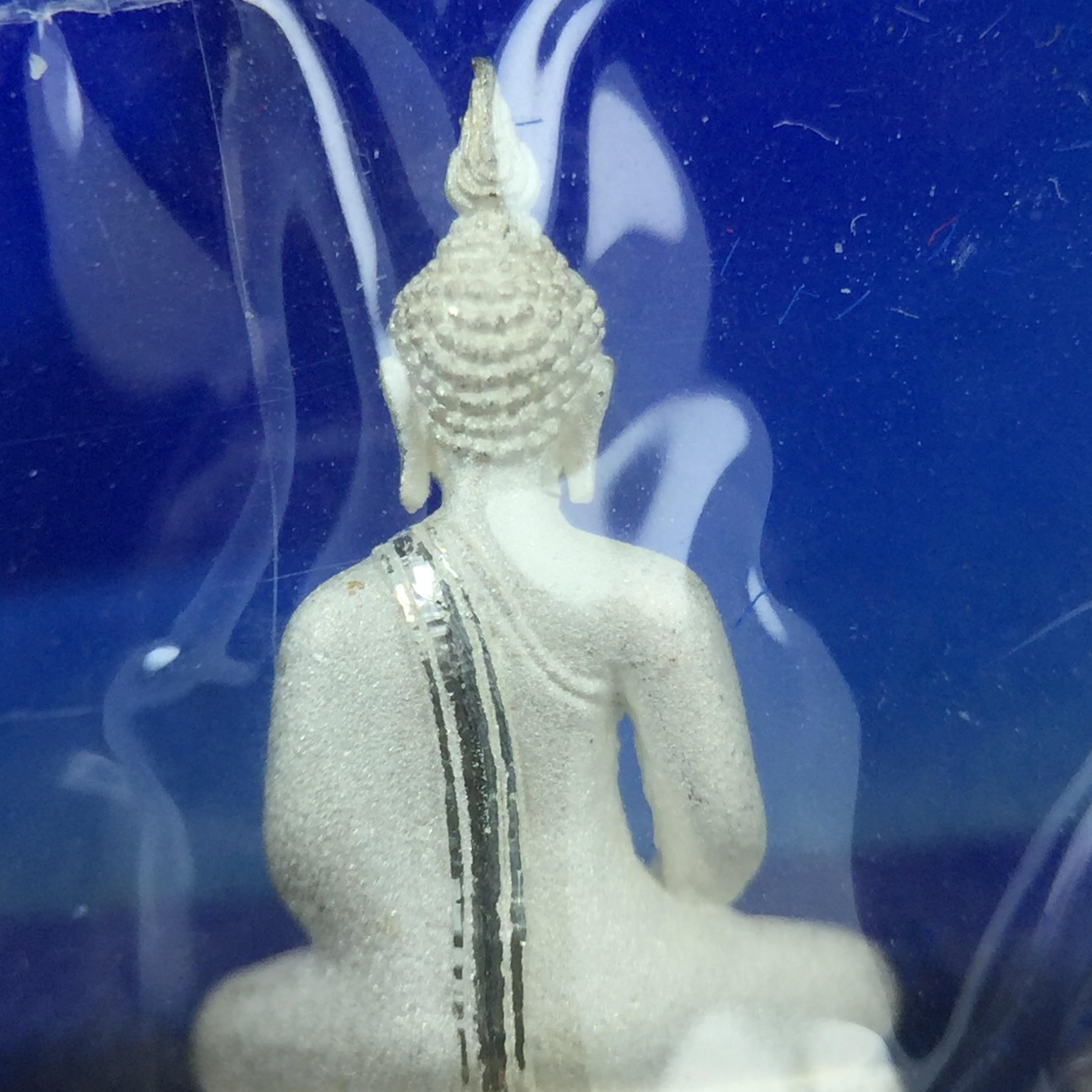 พระชัยวัฒน์พุทธสิหิงค์ ภปร. รุ่นสร้างหอพระธรรมศาสตร์ ปี2542 เนื้อเงิน(ผิวเดิม ซีนซองเดิม กล่องครบสวยสมบูรณ์) มหาพิธี 3วาระอันยิ่งใหญ่(ตอกโค๊ตและหมายเลข)1ใน 10000 องค์