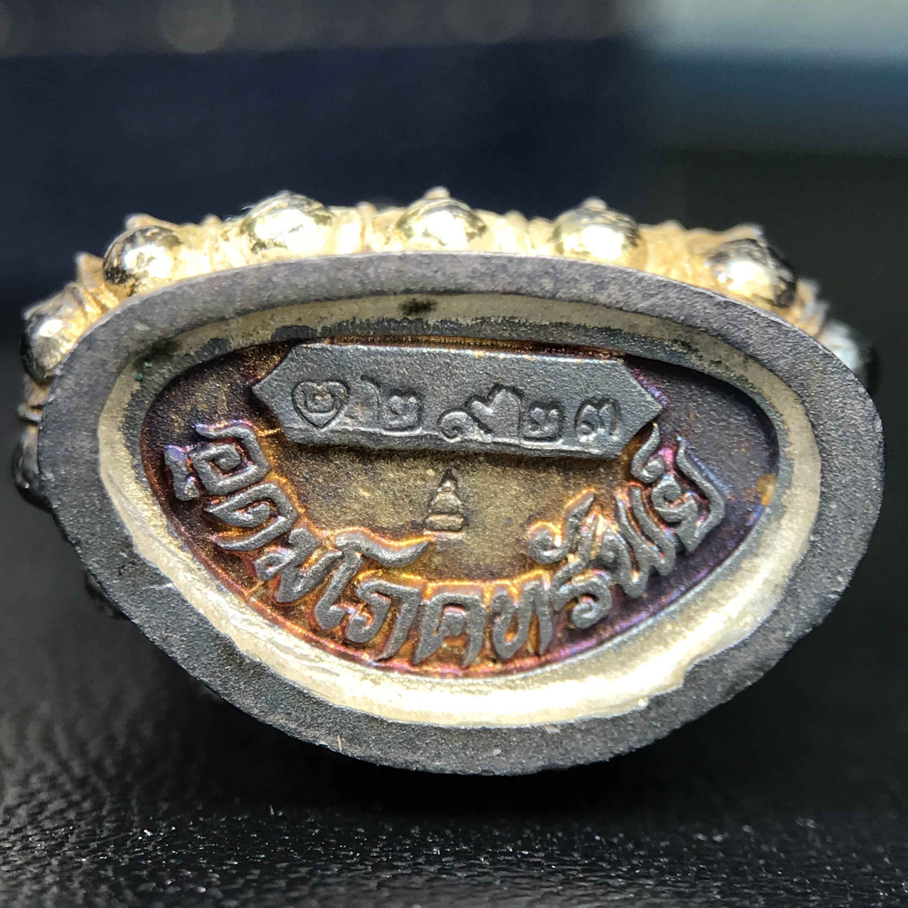 พระกริ่งอวโลกิเตศวร ( เจ้าแม่กวนอิม ) วัดโพธิ์แมนคุณาราม รุ่นอุดมโภคทรัพย์ พ.ศ.2539 เนื้อเงินพ่นทราย(ผิวเดิม ขึ้นสีรุ้งธรรมชาติ แบบนิยม เสน่ห์ของพระเนื้อเงิน) (พร้อมกล่องบรรจุการ์ดใบรับรองเดิมครบ)(อีกหนึ่งรุ่นยอดนิยม พุทธศิลป์สวยงดงาม)หายาก 1 ใน 5000 องค์