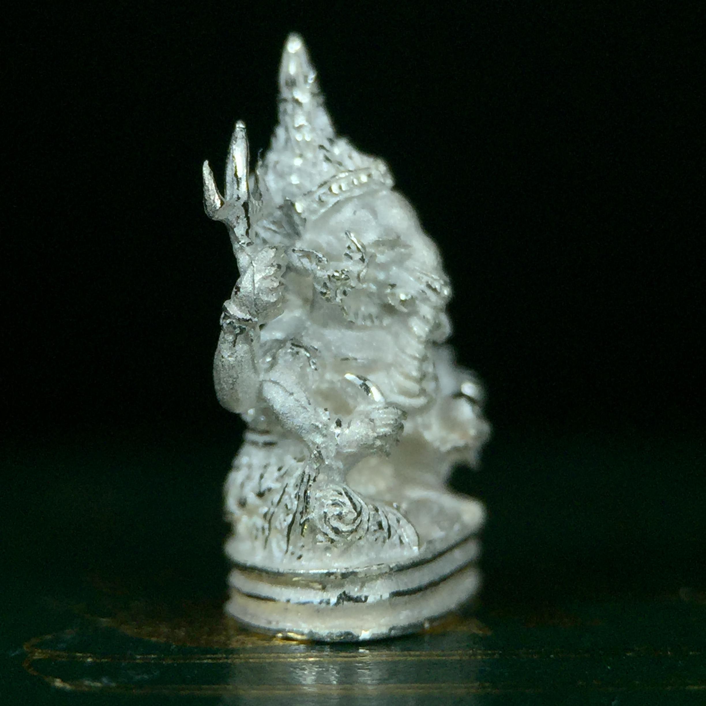 พระพิฆเนศ เทวสถานโบสถ์พราหมณ์ ปี 2539 รูปหล่อลอยองค์เนื้อเงิน 99.9% (พ่นทรายขัดเงาบางส่วน) พิมพ์เล็ก(ขนาดประมาณ 1.3 * 0.8 ซม.) พร้อมกล่องบรรจุเดิมครบ ผลิตโดย บ.แพรนด้า จิวเวลรี่(สภาพสวยเดิม พิธีใหญ่ พุทธศิลป์งดงาม)