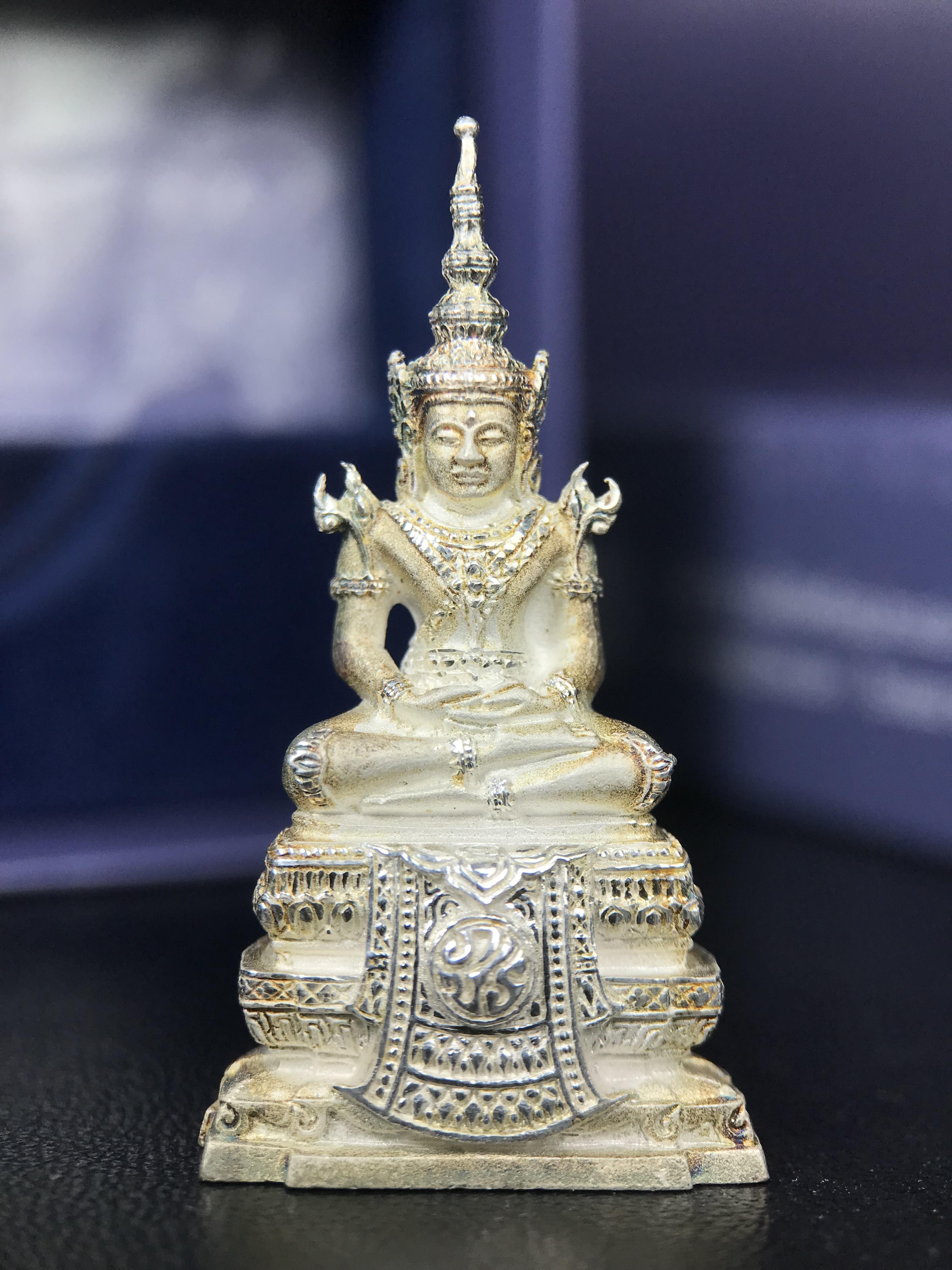 พระแก้วมรกต ภปร. ปี 2547 จัดสร้างโดยโรงพยาบาลภูมิพลอดุลยเดช เนื้อเงิน ลอยองค์ หน้าตัก 1/2 นิ้ว สูง 3.7 ซม. พิธีมหามังคาภิเษก ณ พระอุโบสถวัดพระศรีรัตนศาสดาราม(วัดพระแก้ว) งดงามทรงคุณค่าอีกหนึ่งรุ่นยอดนิยม หายาก(องค์หมายเลขต้นๆหลักร้อย ๒๙๘)ผิวเดิมติดรุ้งสวย