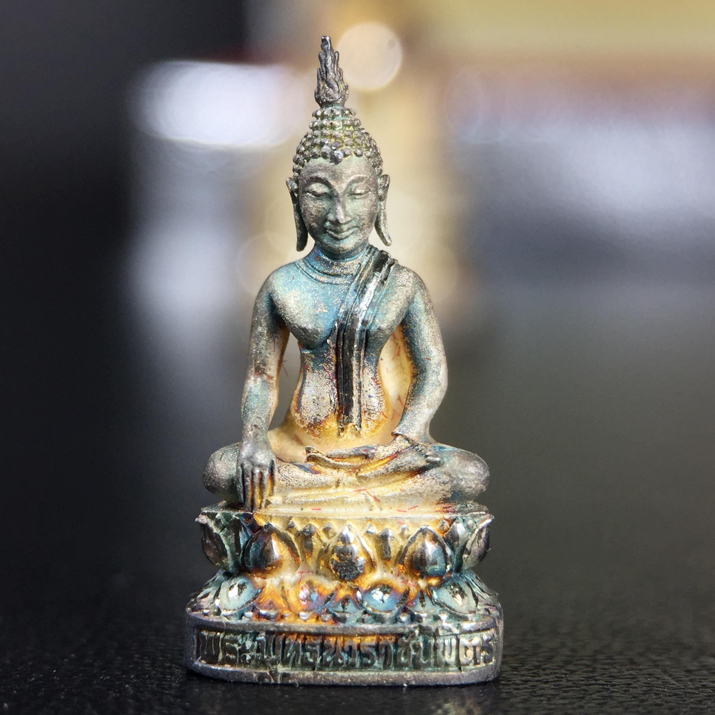 พระกริ่ง+พระชัยวัฒน์พระพุทธนวราชบพิตร ครองสิริราชสมบัติครบ 50 ปี พ.ศ.2540 เนื้อเงินผิวเดิมๆขึ้นสีรุ้งธรรมชาติแบบนิยม(หายาก)(สีสันที่ธรรมชาติสรรค์สร้าง)พร้อมกล่องบรรจุเดิมครบ(1ชุด 2 องค์)1 ใน 9500 ชุด