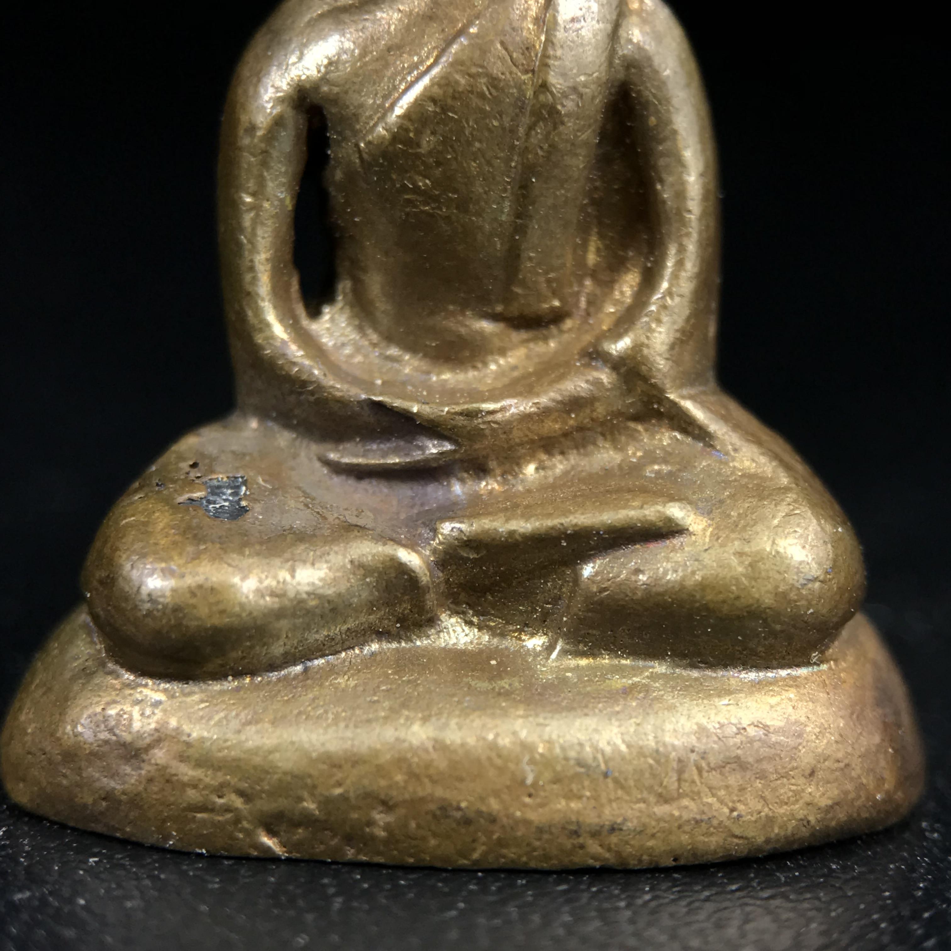 พระกริ่งฝีพระหัตถ์สมเด็จย่า ขนาดห้อยบูชาขนาดเล็ก จัดสร้างขึ้นเนื่องในวาระครบ 6 รอบ เมื่อวันที่21 ตุลาคม พ.ศ.2515(ในหลวงรัชกาลที่ 9 เสด็จพระราชดำเนินทรงเททอง)ปลุกเสกยิ่งใหญ่ เกจิ 108 รูป ร่วมปลุกเสก คัดสภาพสวยแบบนี้พบเจอน้อยมาก หมายเลขต้นๆหลักร้อย หายากมาก