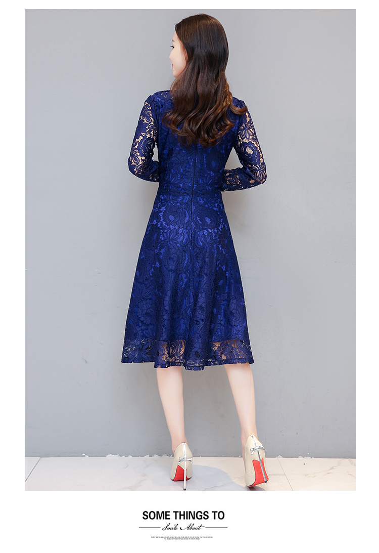 ชุดเดรสสั้นผ้าลูกไม้สีน้ำเงินเข้ม คอเหลี่ยม แขนยาว กระโปรงทรงเอ สวยดูดี