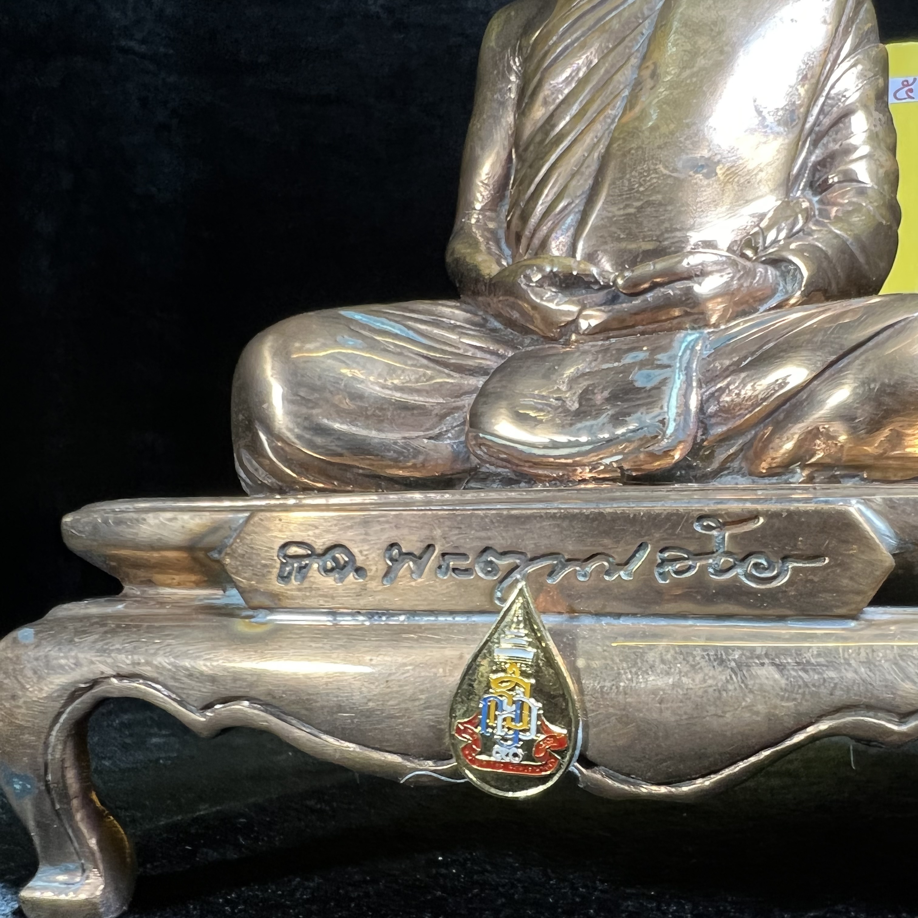 พระรูปเหมือนบูชารุ่นแรก สมเด็จพระญาณสังวร สมเด็จพระสังฆราช สกลมหาสังฆปริณายก วัดบวรนิเวศวิหาร รุ่น คชวัตร ปี2546 ที่ระลึกงานฉลองพระชนมายุ 90 พรรษา ขนาดบูชาหน้าตัก 4 นิ้ว เนื้อสัตตโลหะ (พระดี พิธีใหญ่ พุทธศิลป์สวย)เสด็จทรงประกอบพิธีเททองด้วยพระองค์เอง