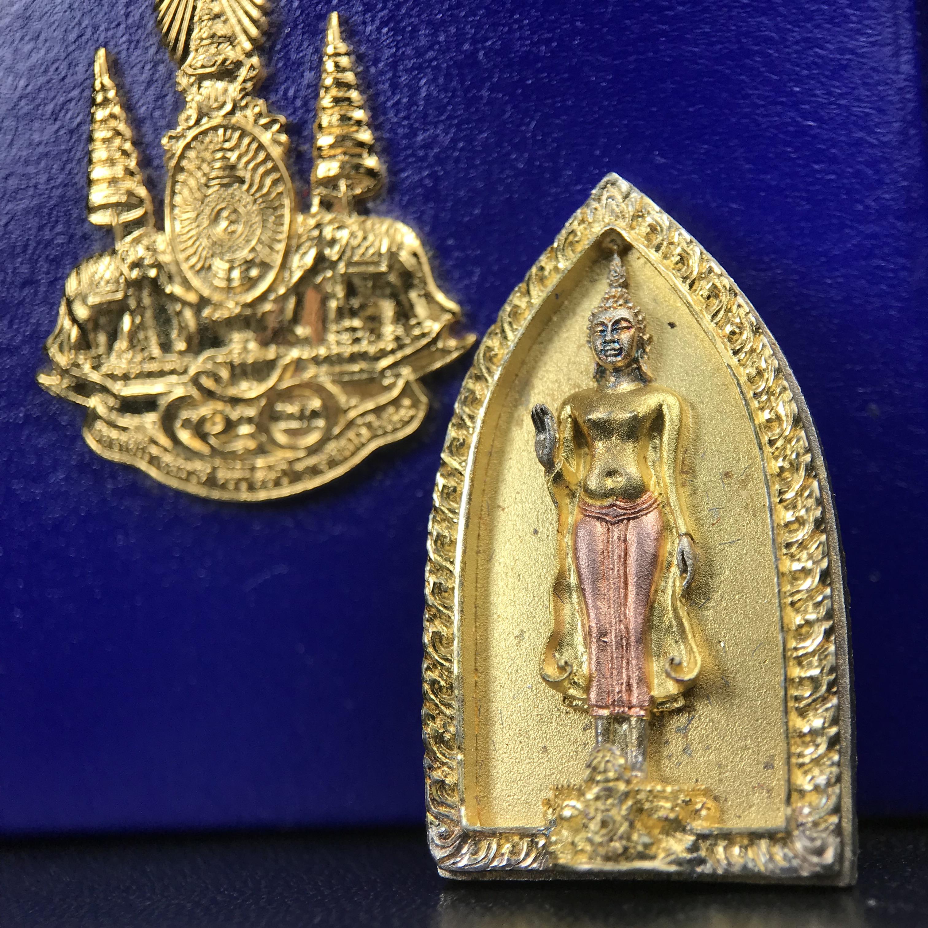 พระพุทธกาญจนพรสยามภูมิ ภปร. ปี 2539 เนื้อเงินสามกษัตริย์พื้นทรายเงา(ผิวเดิมสวย) พิมพ์ทรงใบขนุน ขนาด3.2ซม. พระพุทธรูปประจำพระชนมวาร รัชกาลที่9 ทรงโปรดเกล้าให้วิทยาลัยป้องกันราชอาณาจักร(วปอ.)สร้างในวโรกาสทรงครองสิริราชสมบัติครบ50ปี พ.ศ.2539(1ใน5000องค์)
