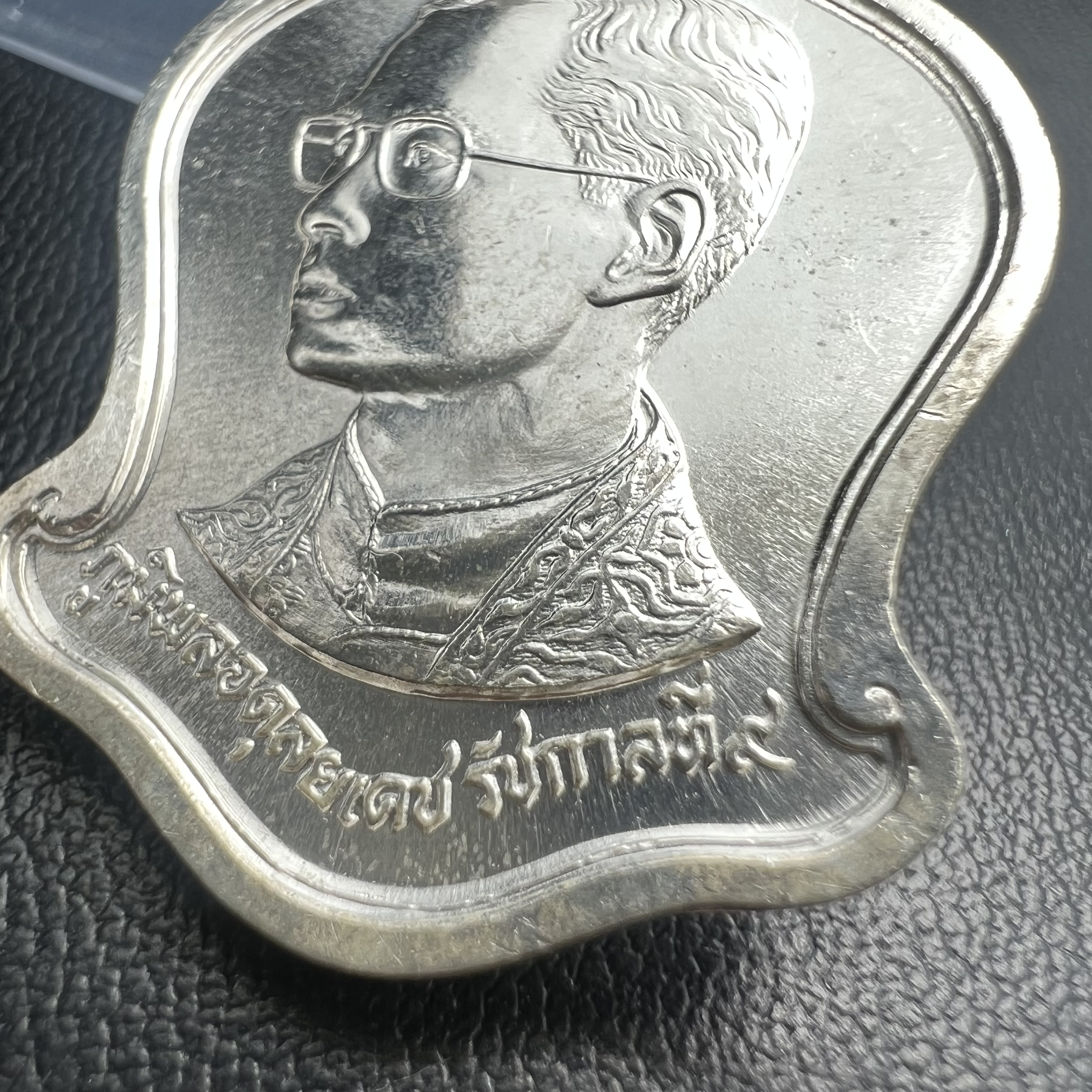 เหรียญเสมาที่ระลึกเนื่องในวโรกาสมหามงคลเฉลิมพระชนมพรรษาในหลวงรัชกาลที่9 ครบ 5 รอบ 60 พรรษา ปี 2530 จัดสร้างโดยกรมธนารักษ์ กระทรวงการคลัง เนื้อเงิน(คัดสภาพสวยซีนซองเดิม)(ทรงเสมาระฆังคว่ำ)เนื้อเงินสร้างน้อย 1 ใน 8602 เหรียญ