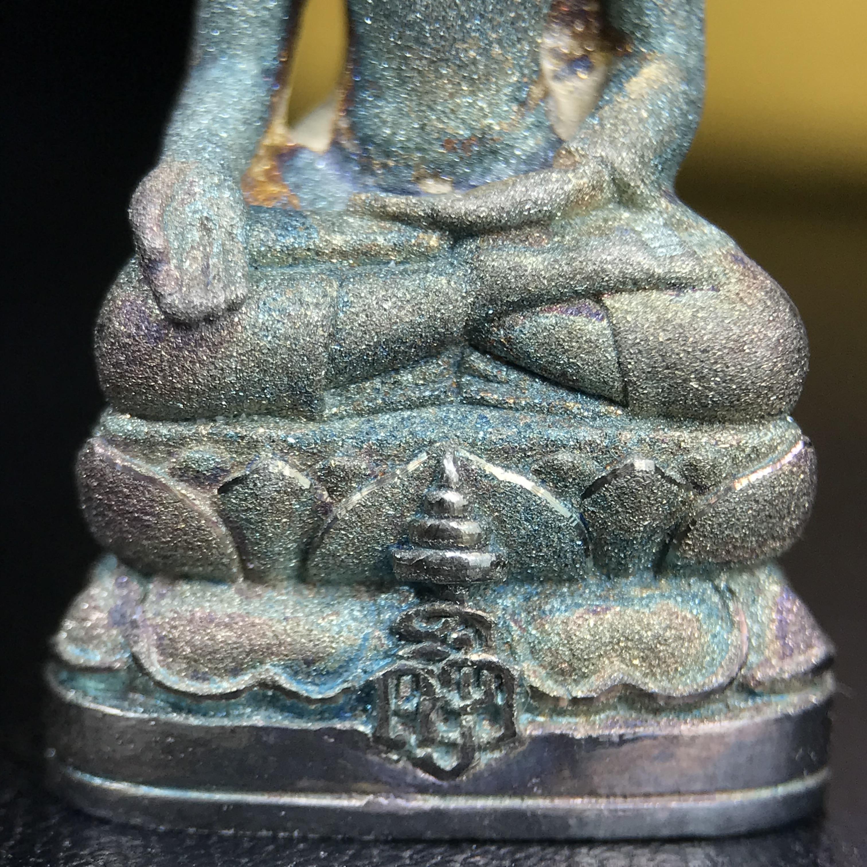 พระกริ่งไพรีพินาศ ญสส. ชุดกาญจนาภิเษกครองราชย์ 50 ปี พุทธศักราช 2538 วัดบวรนิเวศวิหาร เนื้อเงิน(ผิวเดิมขึ้นสีรุ้งขียวมรกตเข้มขลังงดงามธรรมชาติสร้างสรรค์) สภาพสวยเดิมพร้อมกล่องบรรจุเดิมผ้าไหมสีเหลืองตรากาญจนาภิเษก ตอกโค๊ดหมายเลขกำกับ ๕๐๐๑(1 ใน 8425 องค์)