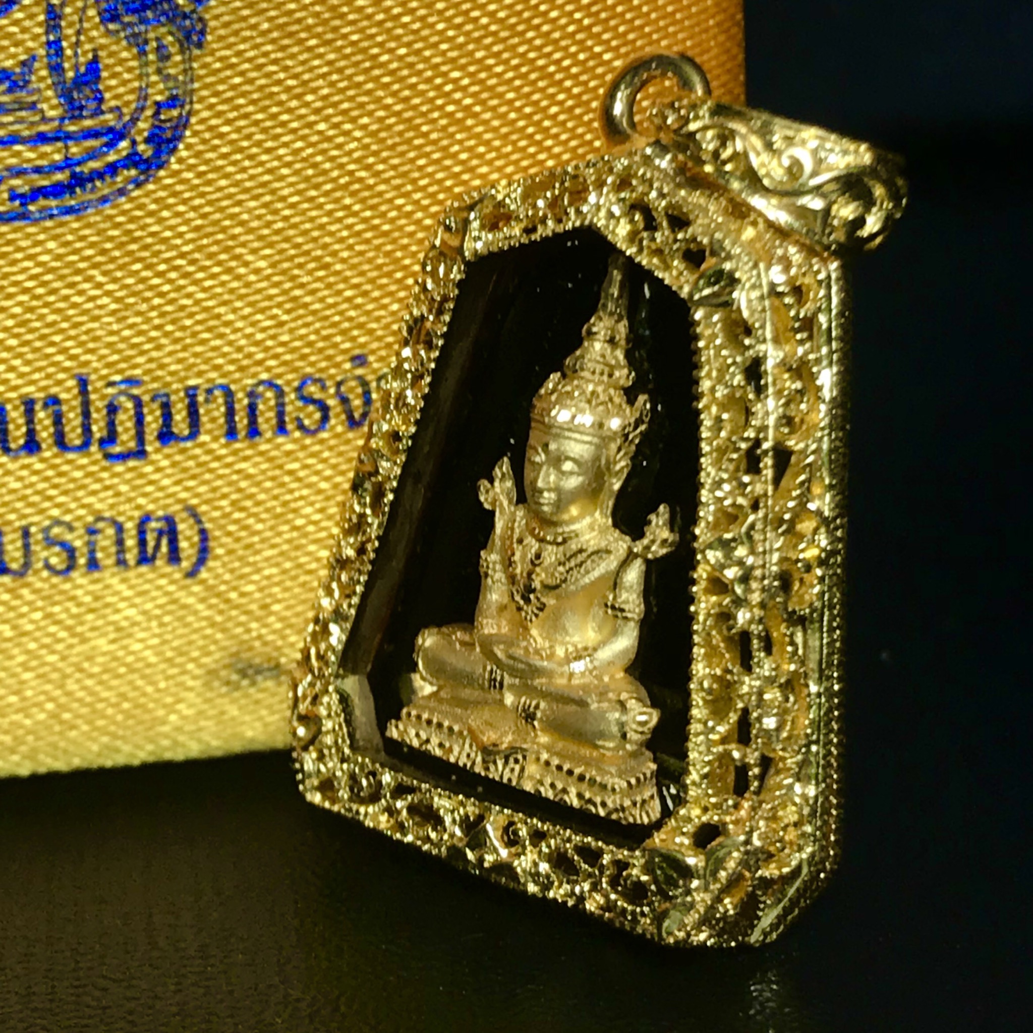 เหรียญพระแก้วมรกต(จำลอง)ทรงเครื่องฤดูร้อนแบบเจ็ดเหลี่ยม เนื้อทองคำ ด้านหลังตราสัญลักษณ์ฉลองสิริราชสมบัติครบ 60 ปี(1ใน1999องค์)(หายากมาก)