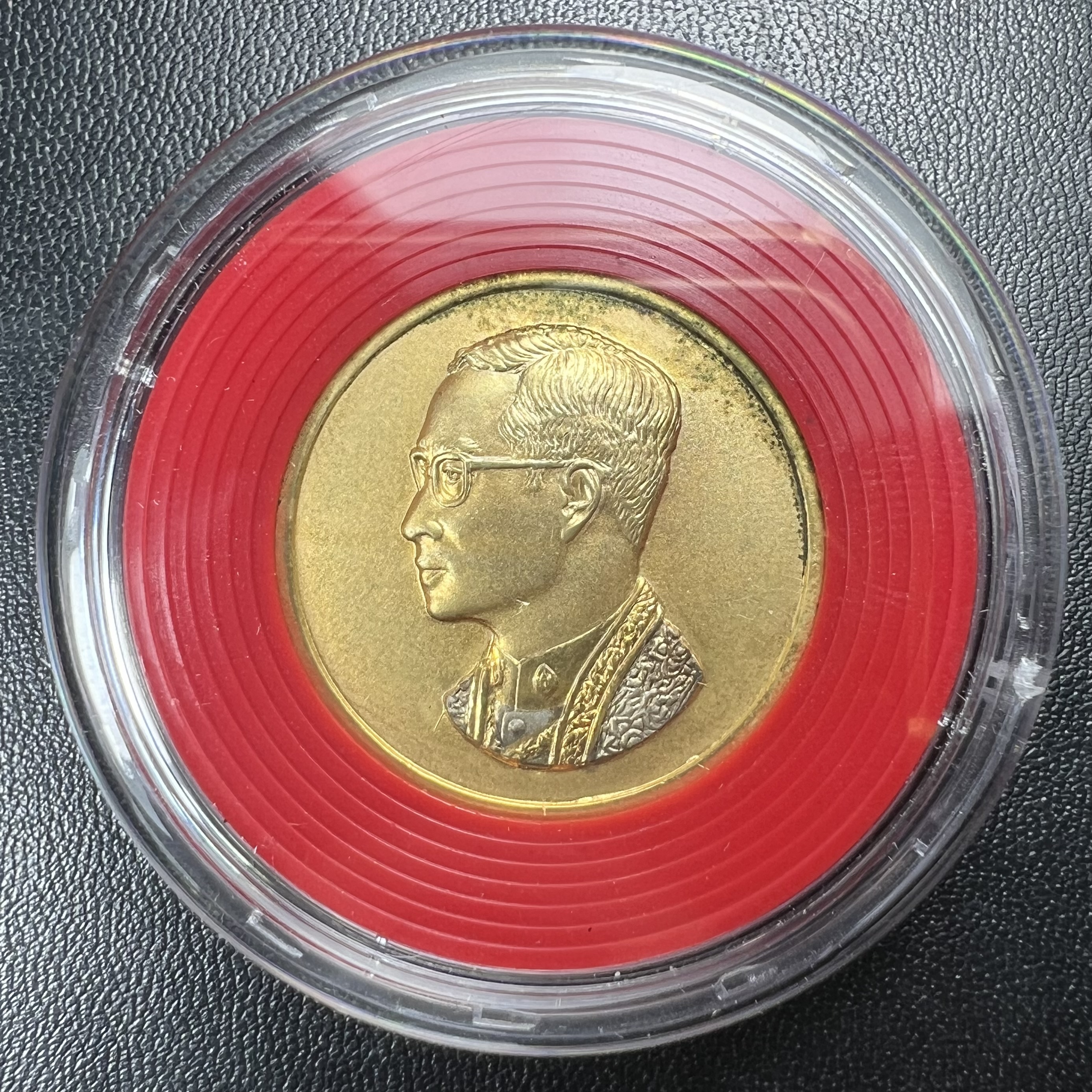 วัตถุมงคลคุ้มเกล้าฯ มหามงคลเฉลิมพระชนมพรรษา 6 รอบ รัชกาลที่ 9 ชุดพิเศษกรรมการ(สุดหายาก) (ในหลวงรัชกาลที่9 ทรงจุดไฟพระฤกษ์และเททอง พิธีใหญ่)ยอดนิยมหายาก