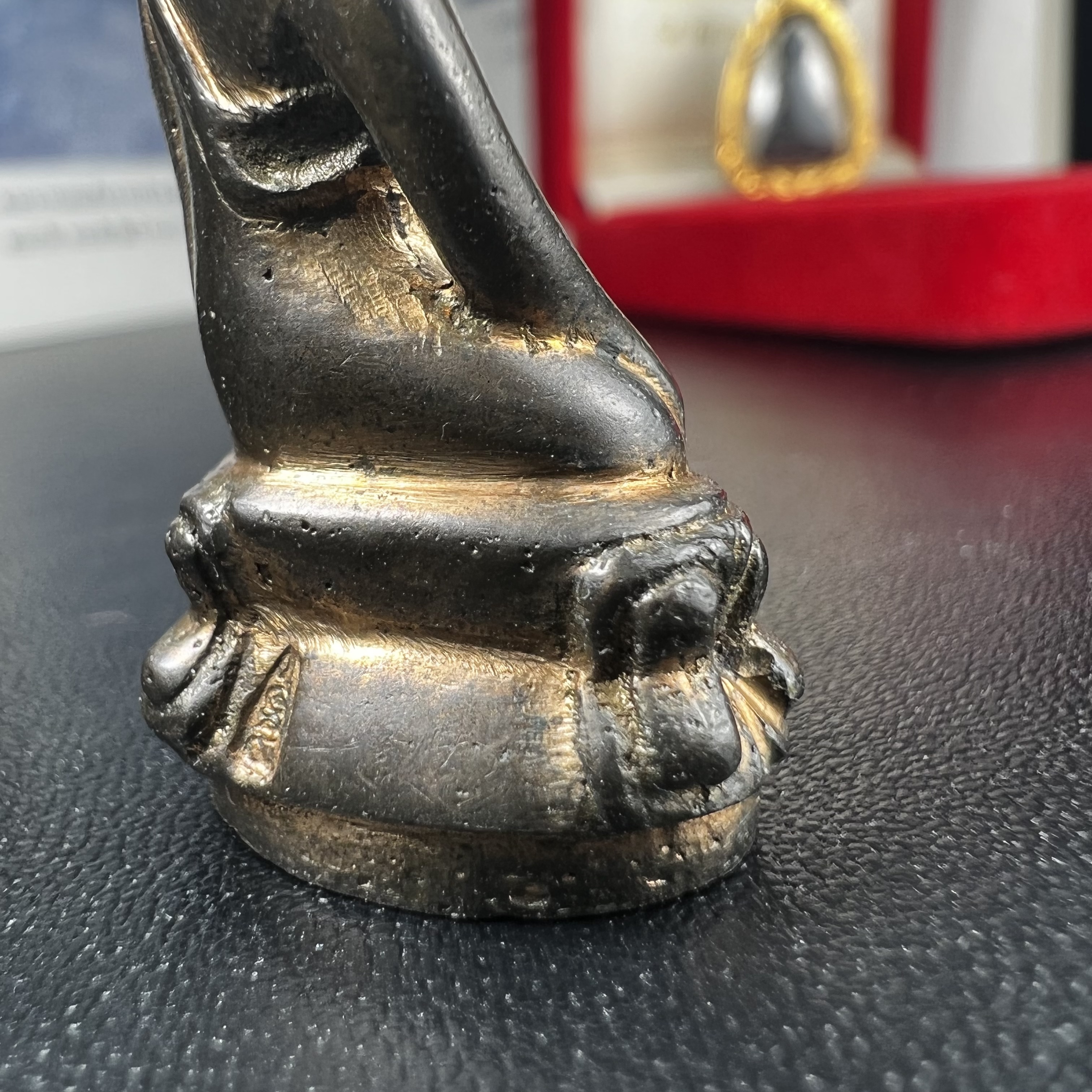 พระกริ่ง-พระชัยวัฒน์ ปวเรศ ปี2530 วัดบวรนิเวศราชวรวิหาร(องค์พระชัยวัฒน์เลี่ยมกรอบทองคำแท้)(ในหลวง ร.9 เสด็จเททอง)(บรรจุเส้นเกศาในหลวงรัชกาลที่9)พร้อมสูจิบัตรเดิมตอนจัดสร้าง(สภาพสวยครบสมบูรณ์) (องค์หน้าใหญ่)(องค์ทองทบ)แบบพิมพ์นิยมหายาก