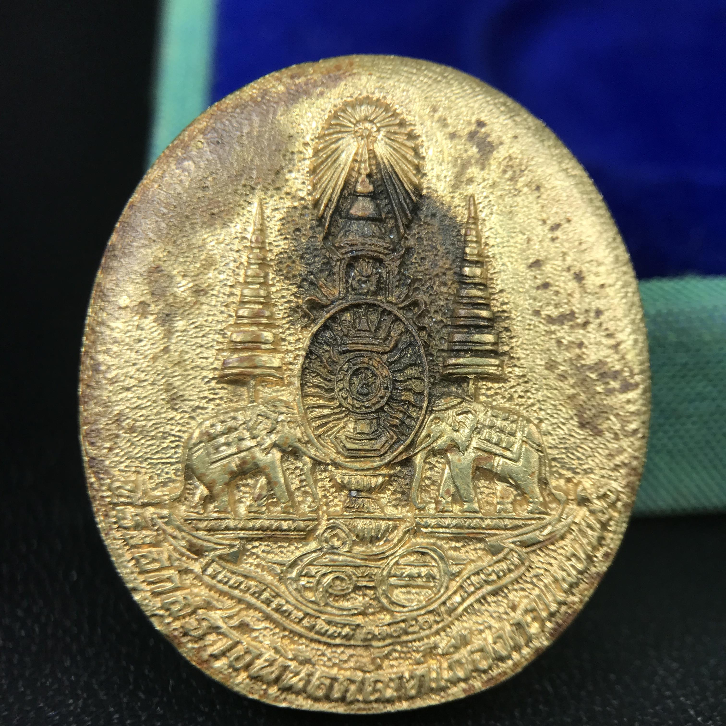 เหรียญรูปเหมือนพระญาณวิทยาคมเถร (หลวงพ่อคูณ ปริสุทโธ)ชุดกาญจนาภิเษกครองราชย์ครบ 50 ปี วัดบวรนิเวศวิหาร ปี พ.ศ. 2538 เนื้อบรอนซ์ทอง(จัดสร้างได้เหมือนหลวงพ่อคูณมาก มีรายละเอียดและความคมชัดสูง ลูกศิษย์ท่านไม่ควรพลาด วิจิตรศิลป์และพุทธศิลป์งดงาม)พิธีใหญ่