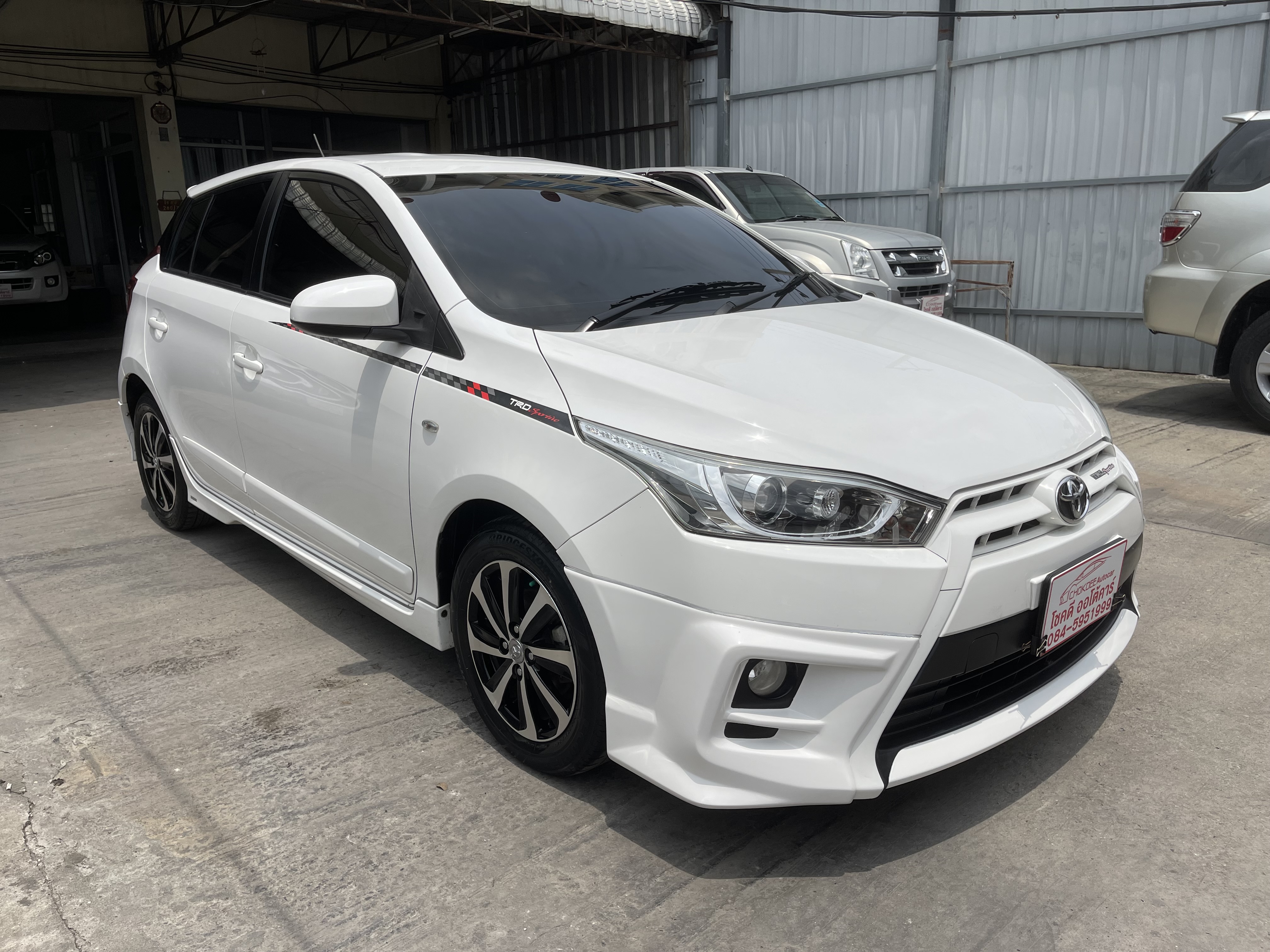 Toyota Yaris 1.2 TRD Sportivo At 2015 ขาว