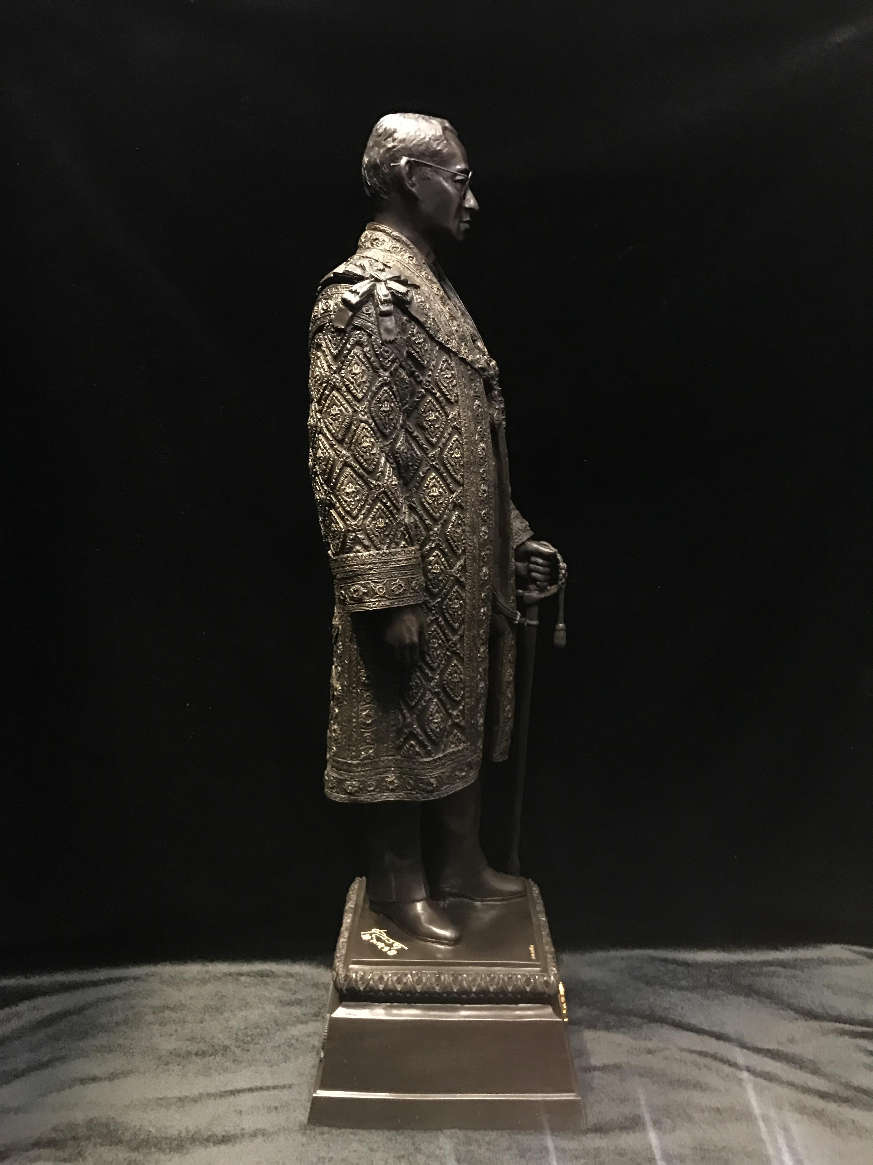 พระบรมรูปจำลองในหลวง รัชกาลที่ ๙ จัดสร้างโดย สมาคมศิษย์เก่าวิทยาศาสตร์ จุฬาลงกรณ์มหาวิทยาลัยและคณะวิทยาศาสตร์ จุฬาลงกรณ์มหาวิทยาลัย ปี2539(พร้อมกล่องบรรจุเดิมและใบรับรองจากผู้จัดสร้าง)