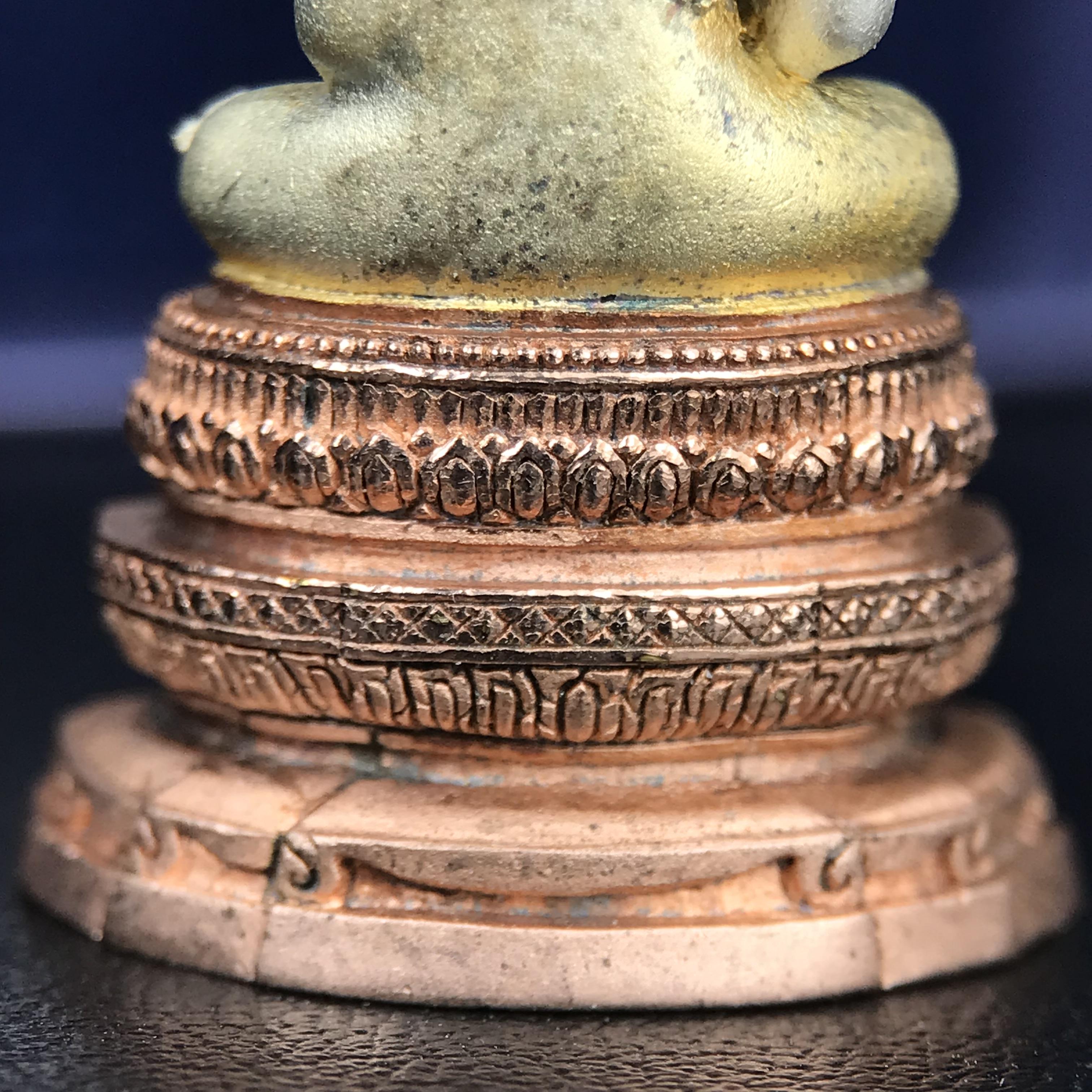 พระแก้วมรกต ภปร. ปี 2547 จัดสร้างโดยโรงพยาบาลภูมิพลอดุลยเดช เนื้อเงิน(3 กษัตริย์) ลอยองค์ หน้าตัก 1/2 นิ้ว สูง 3.7 ซม.พิธีมหามังคาภิเษก ณ พระอุโบสถวัดพระศรีรัตนศาสดาราม(วัดพระแก้ว) งดงามทรงคุณค่าอีกหนึ่งรุ่นยอดนิยม หายาก(องค์หมายเลข ๑๔๑๔)