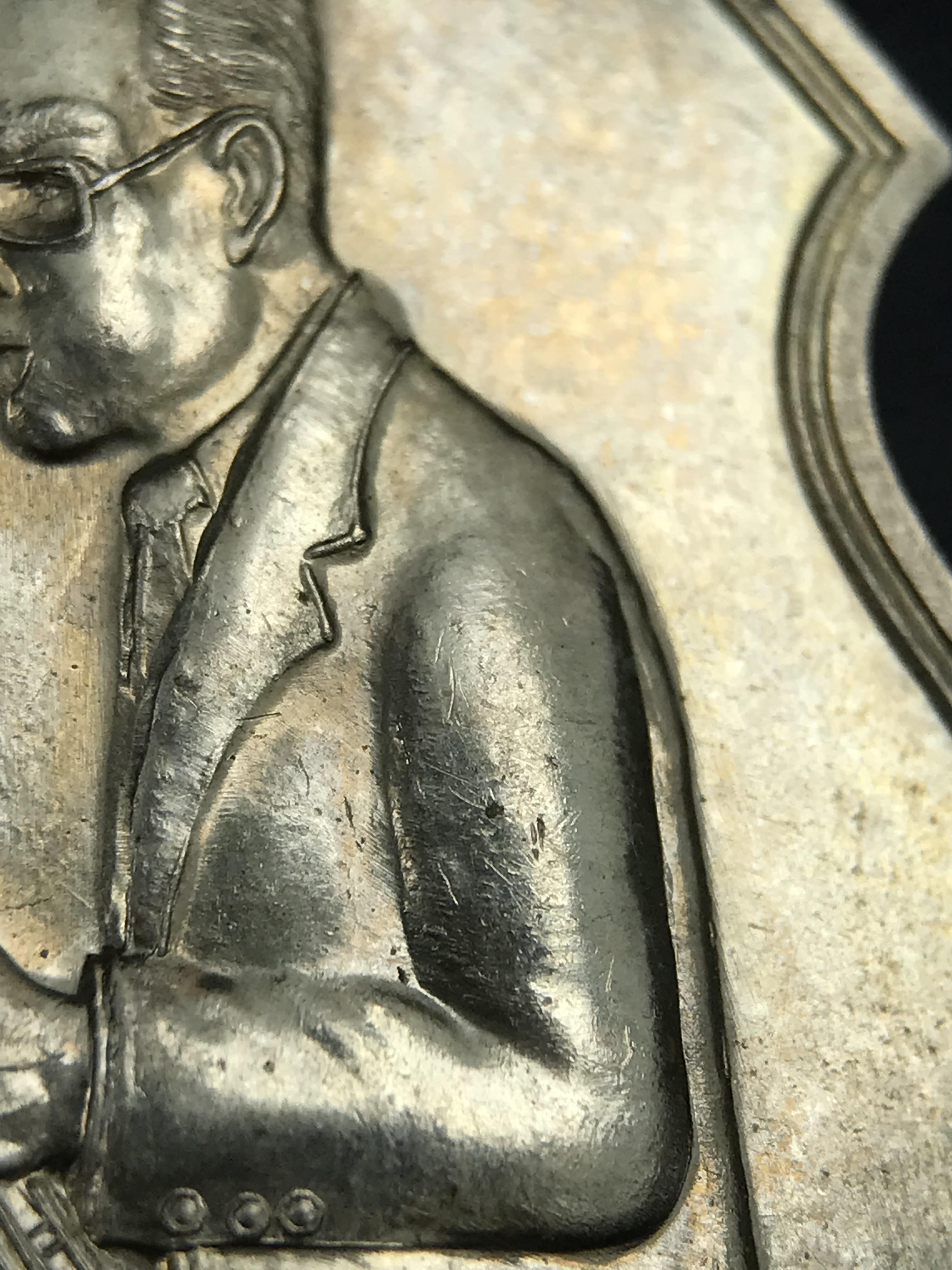 เหรียญครอบครูช่างหลวง(ในหลวงทรงดนตรี) เนื้ออัลปาก้า ปี 2550(หายาก)สุดยอดแห่งความหายากมีหมุนเวียนให้เห็นน้อยมากเป็นอีกหนึ่งรุ่นยอดนิยมของเสด็จพ่อร.9เหรียญนี้สวยมากผิวน้ำทองทั่วทั้งเหรียญ