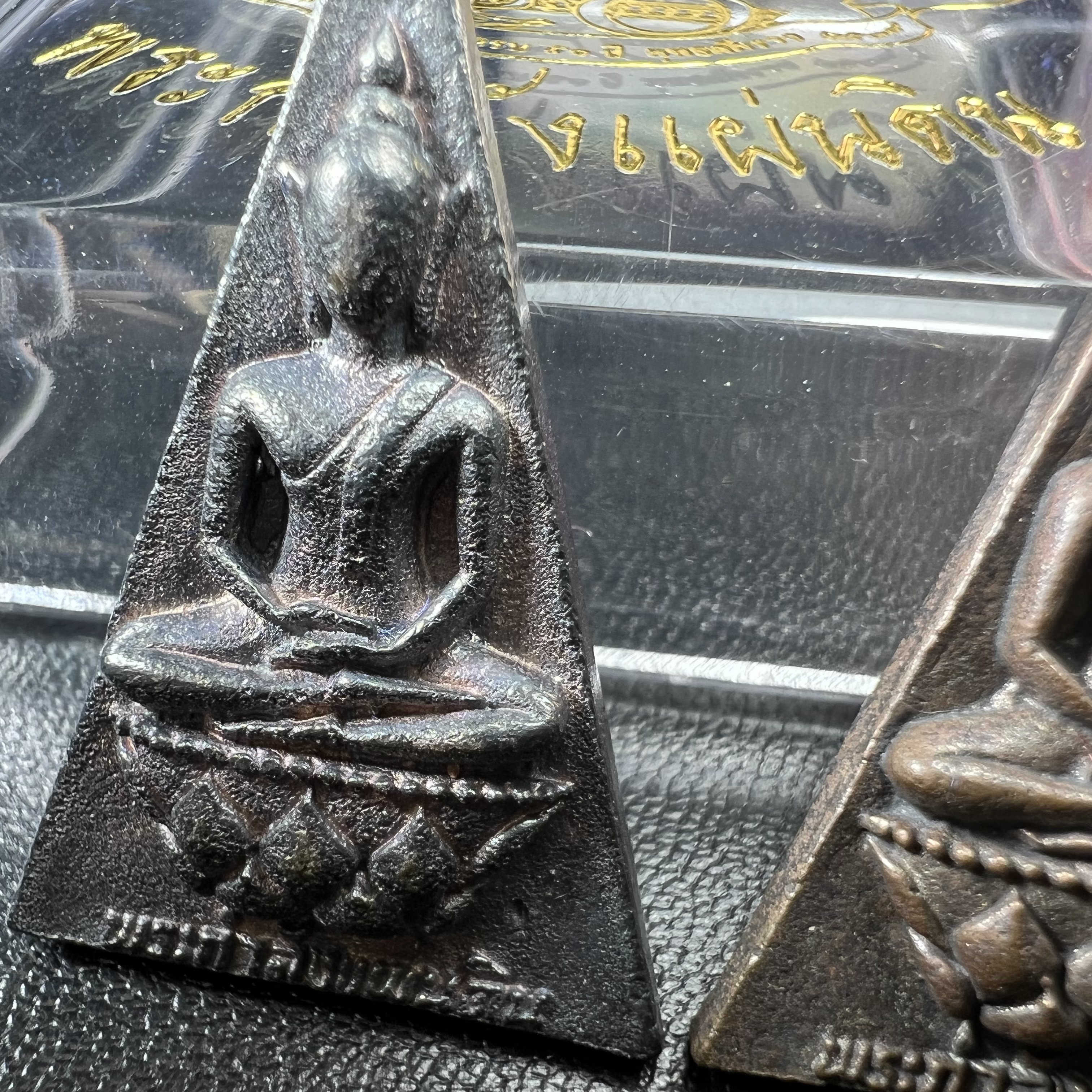 พระกำลังแผ่นดิน (สมเด็จจิตรลดา2) จัดสร้างเฉลิมพระเกียรติ ร.9 ครองราชย์ 50 ปี 2539 เนื้อเงิน(ผิวเดิมกลับดำ รุ้งๆสวย)+เนื้อนวโลหะ(สร้างน้อยหายาก)พร้อมกล่องบรรจุเดิมครบสมบูรณ์(1ใน2539องค์)