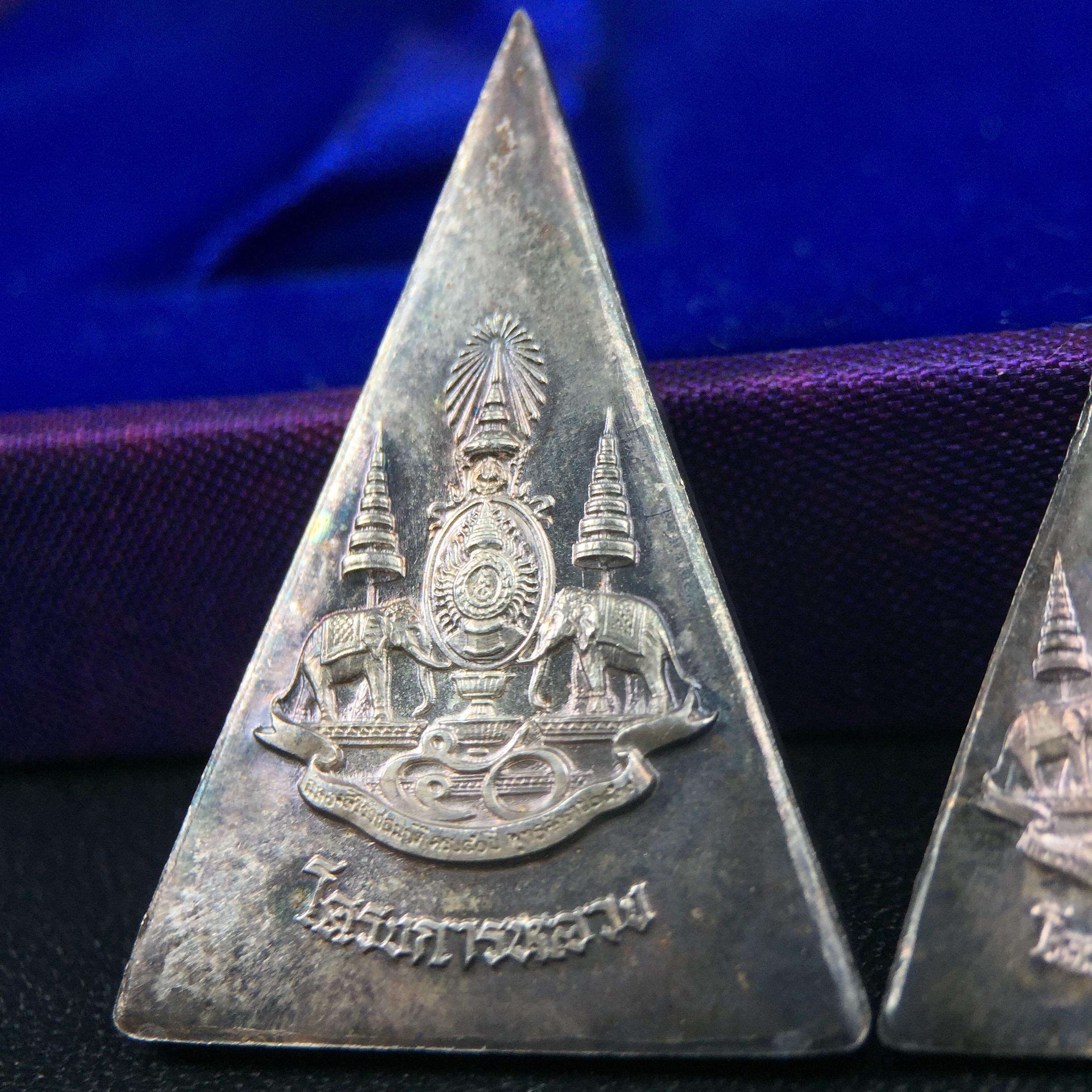 พระพุทธนวราชบพิตร พระพิมพ์จิตรลดา โครงการหลวง ปี2539 (พิมพ์ใหญ่+พิมพ์เล็ก) เนื้อเงินผิวเดิมขึ้นสีรุ่ง สวย แบบนิยมพร้อมกล่องบรรจุเดิม พิธีใหญ่ ปลุกเสกวัดพระแก้ว(1ชุด 2 องค์)