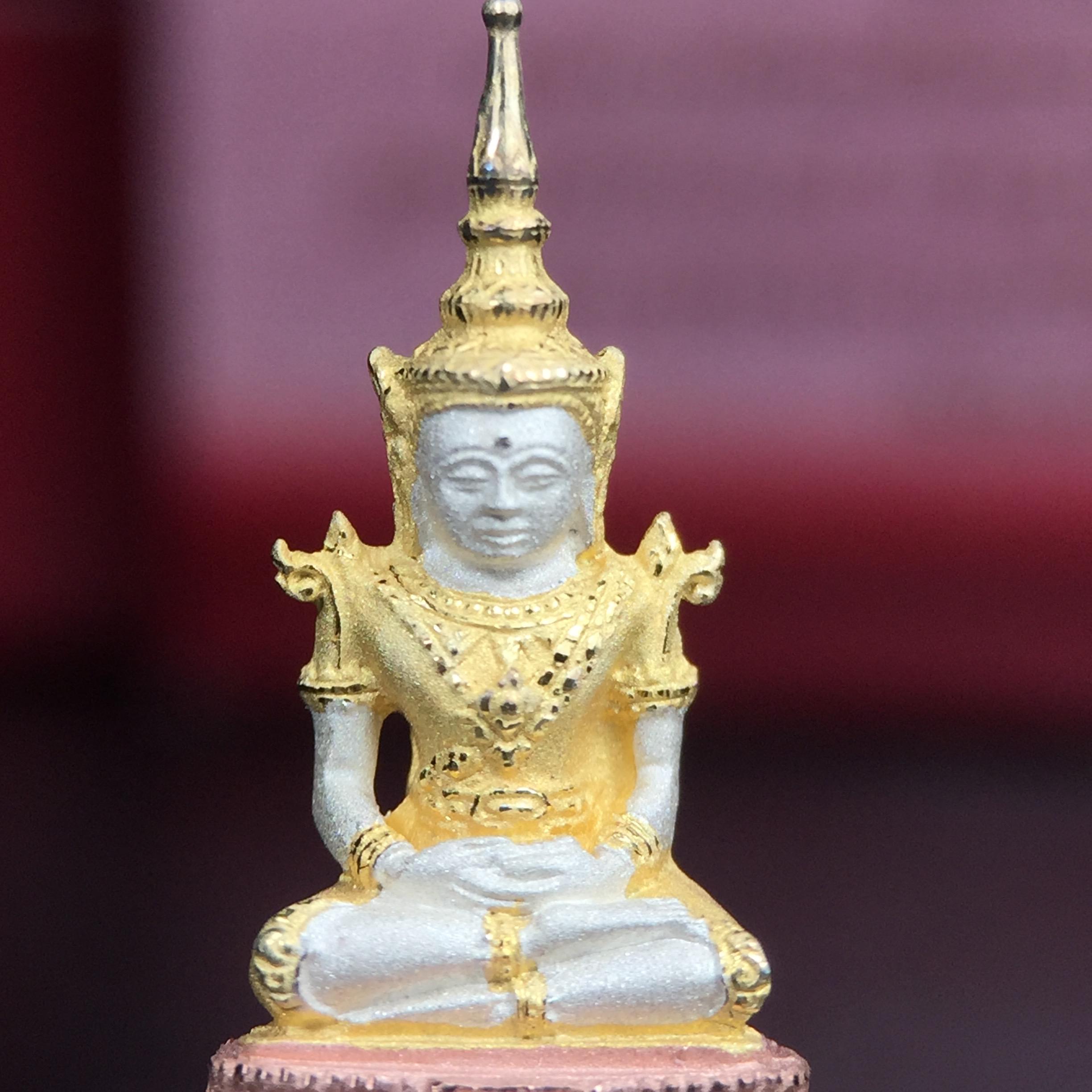 พระแก้วมรกต ภปร.(รุ่นแรก) ปี2545 จัดสร้างในมหาวโรกาส พระบาทสมเด็จพระเจ้าอยู่หัวรัชกาลที่ 9 ครบรอบ 75 พรรษา และฉลองกรุงรัตนโกสินทร์ครบ 220 ปี พิมพ์ลอยองค์เล็ก เนื้อเงินบริสุทธิ์ 92.5%(สามกษัตริย์) ขนาด 10*19 มม. พร้อมกล่องเดิมสวยครบสมบูรณ์(องค์หมายเลข4842)
